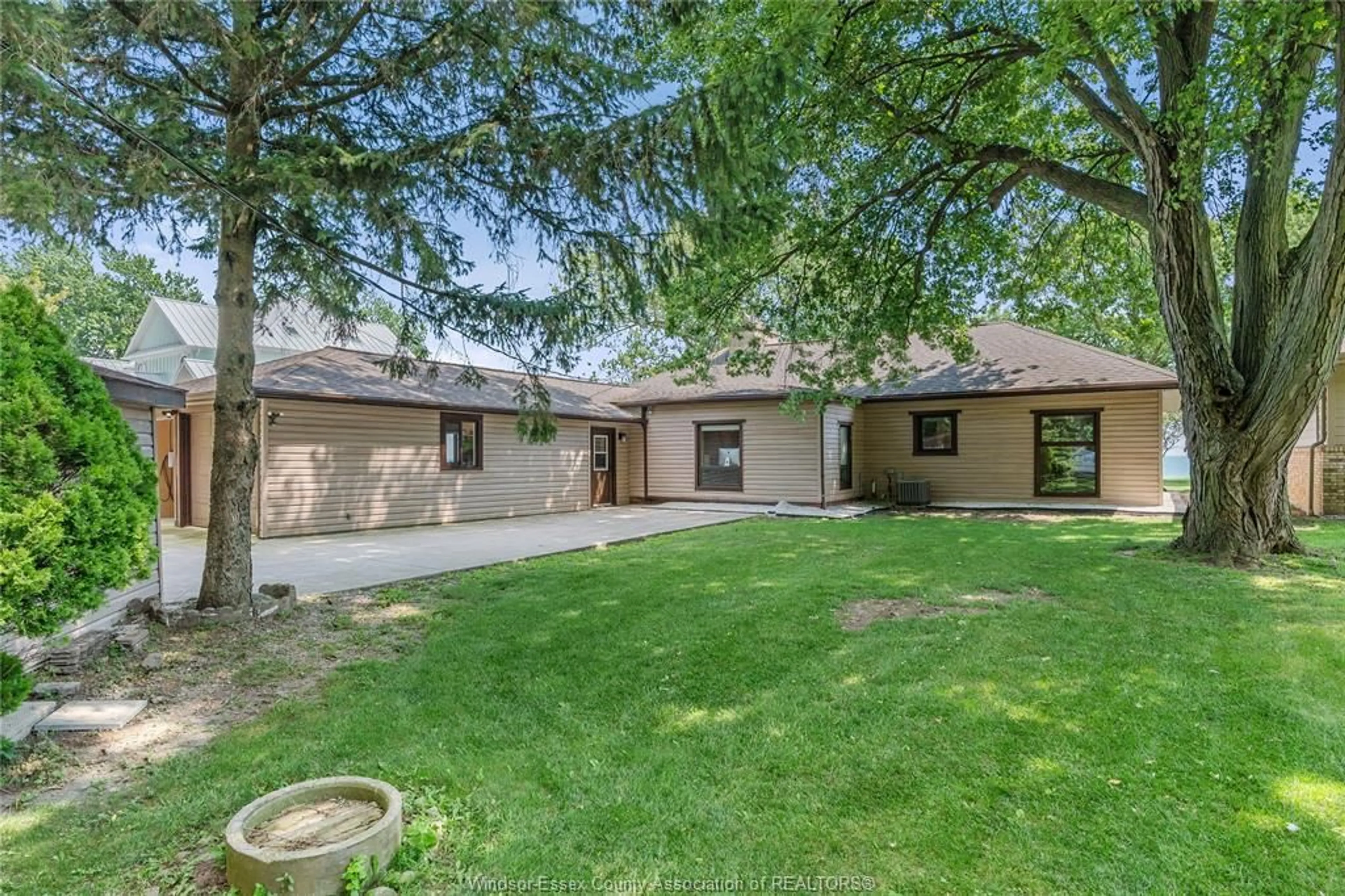 A pic from outside/outdoor area/front of a property/back of a property/a pic from drone, street for 979 MAPLE GROVE Dr, Harrow Ontario N0R 1G0