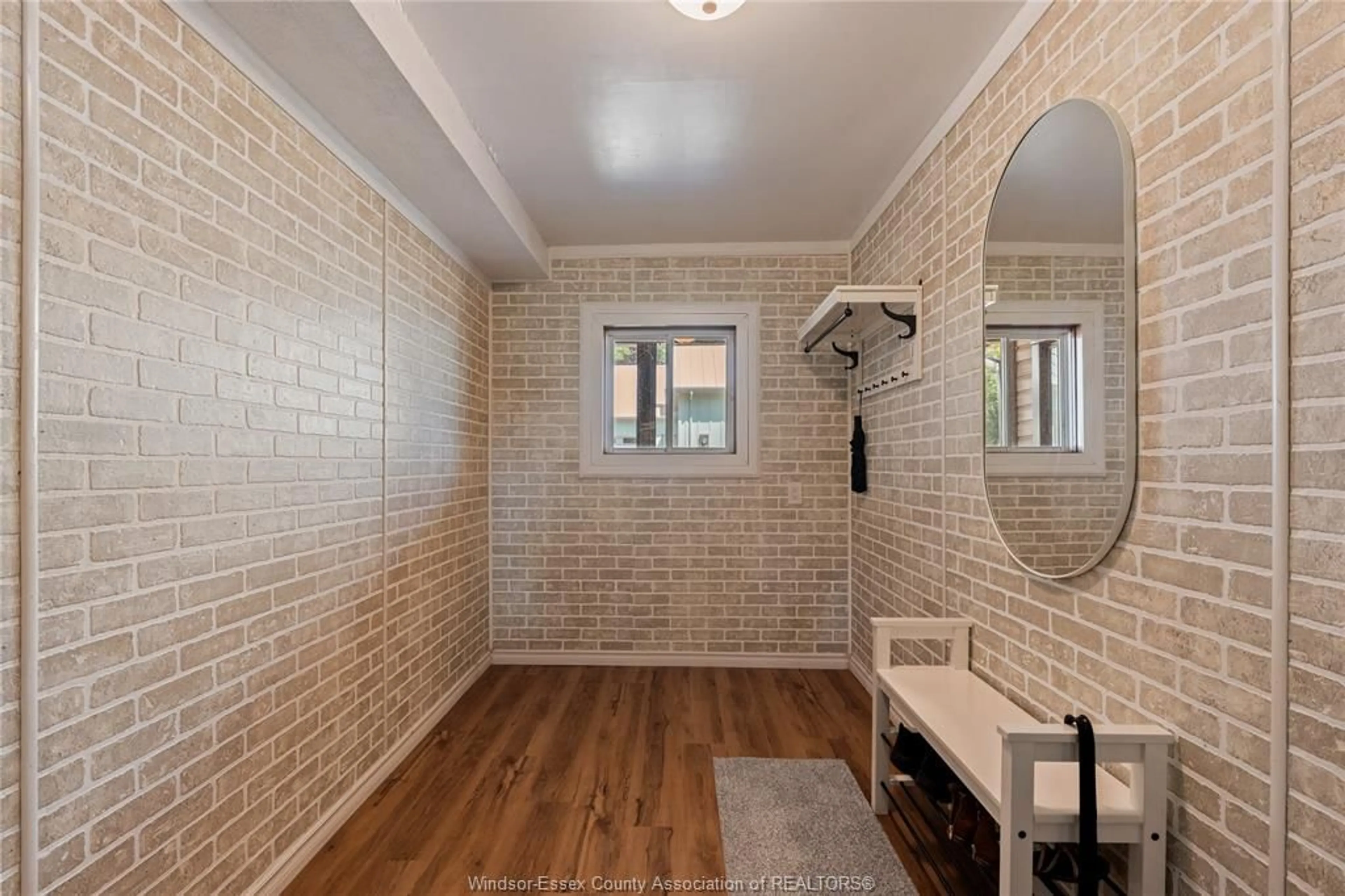 Indoor entryway for 979 MAPLE GROVE Dr, Harrow Ontario N0R 1G0