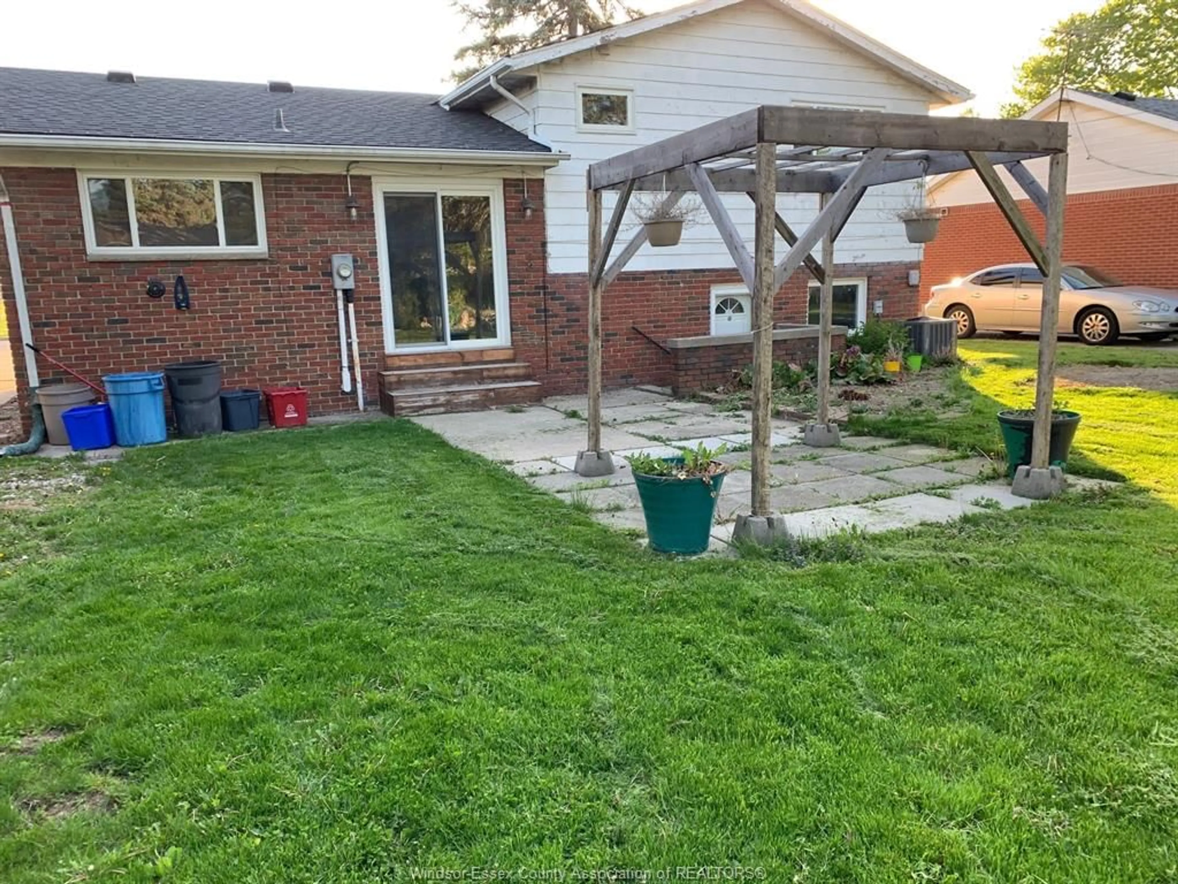 A pic from outside/outdoor area/front of a property/back of a property/a pic from drone, street for 3894 MOUNT ROYAL, Windsor Ontario N9G 2B7