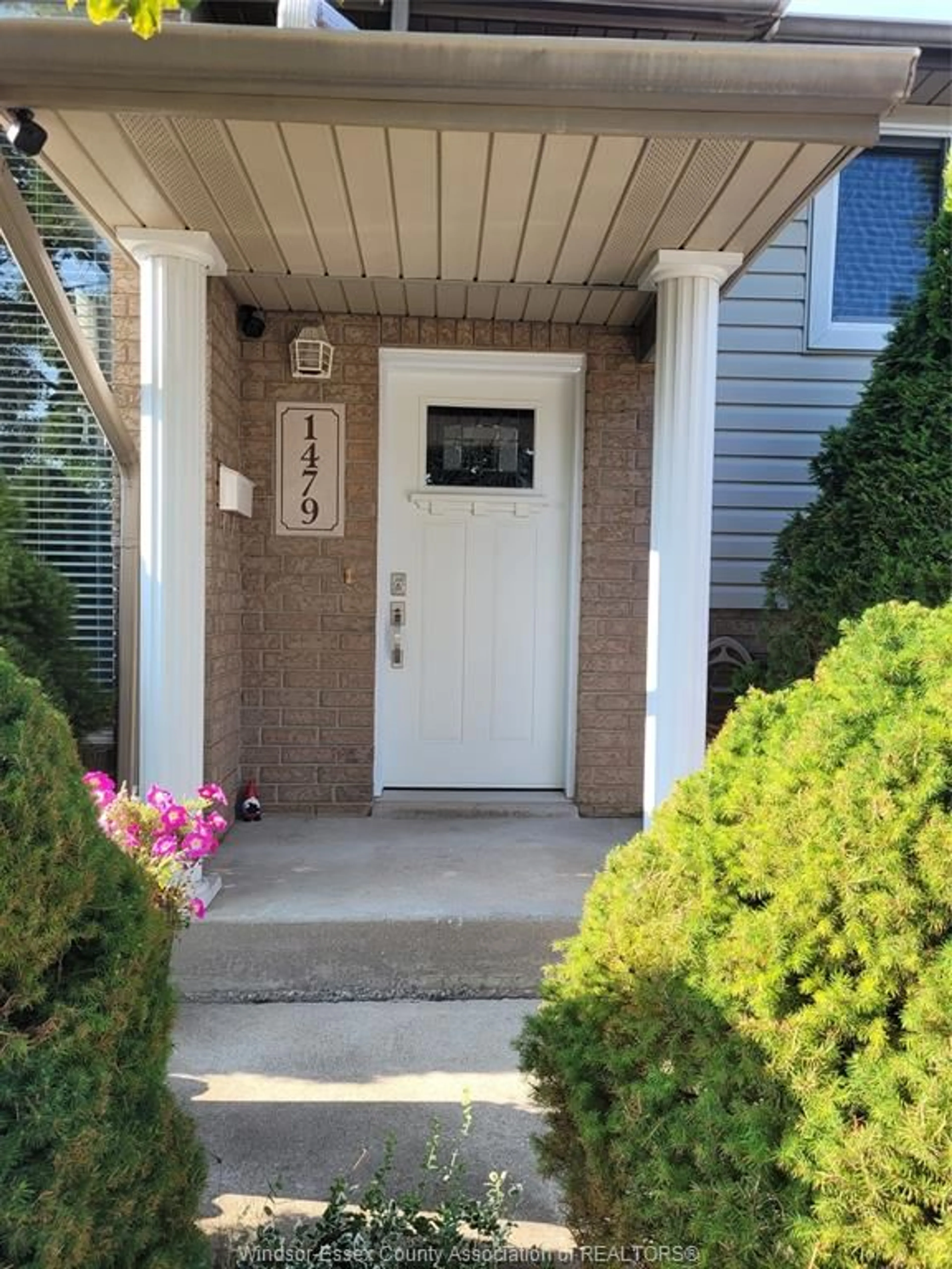 Indoor entryway for 1479 BORDER, Tecumseh Ontario N8N 4Z5