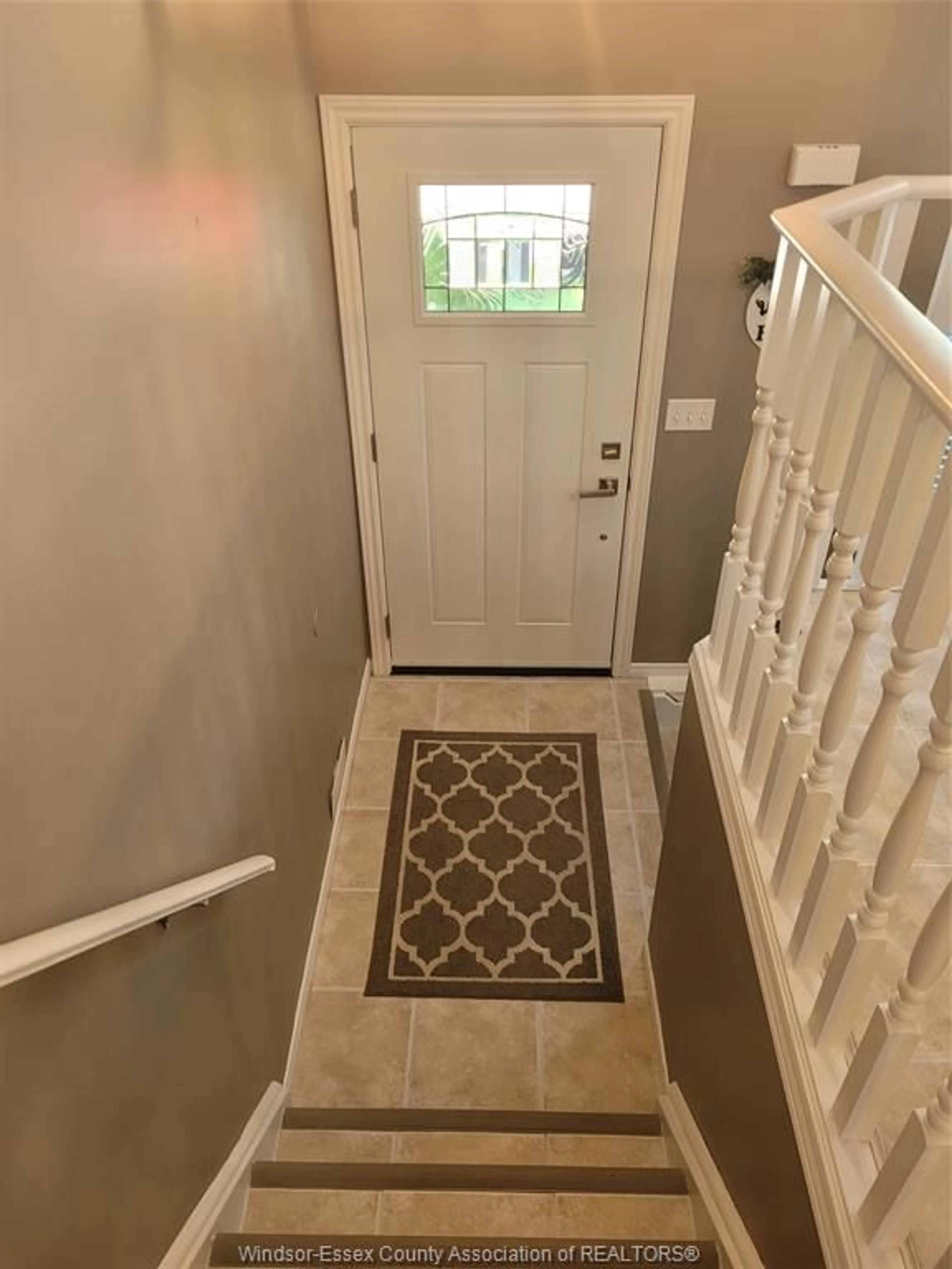 Indoor entryway for 1479 BORDER, Tecumseh Ontario N8N 4Z5