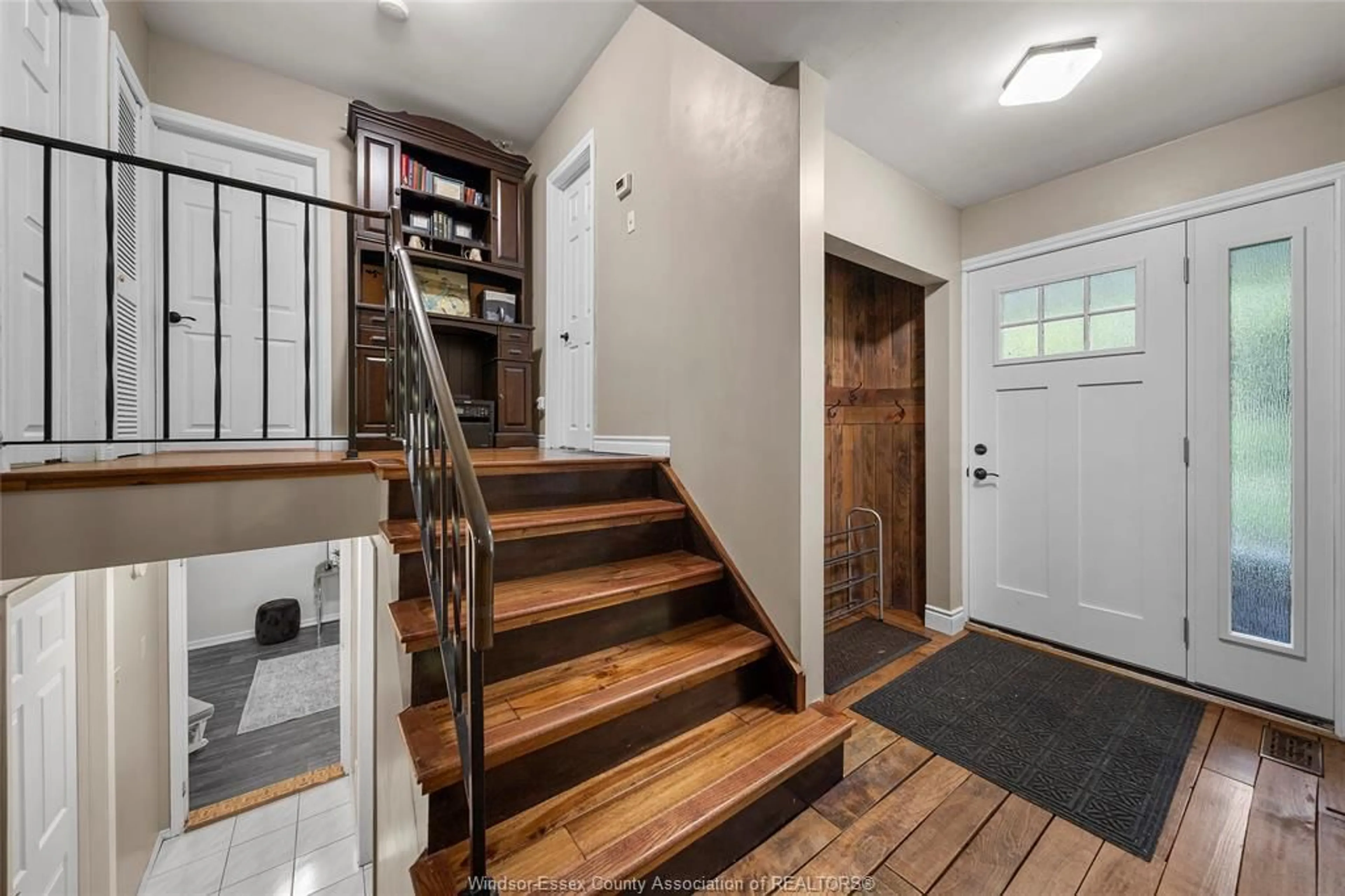 Indoor entryway for 65 MAJOR, LaSalle Ontario N9J 1C6