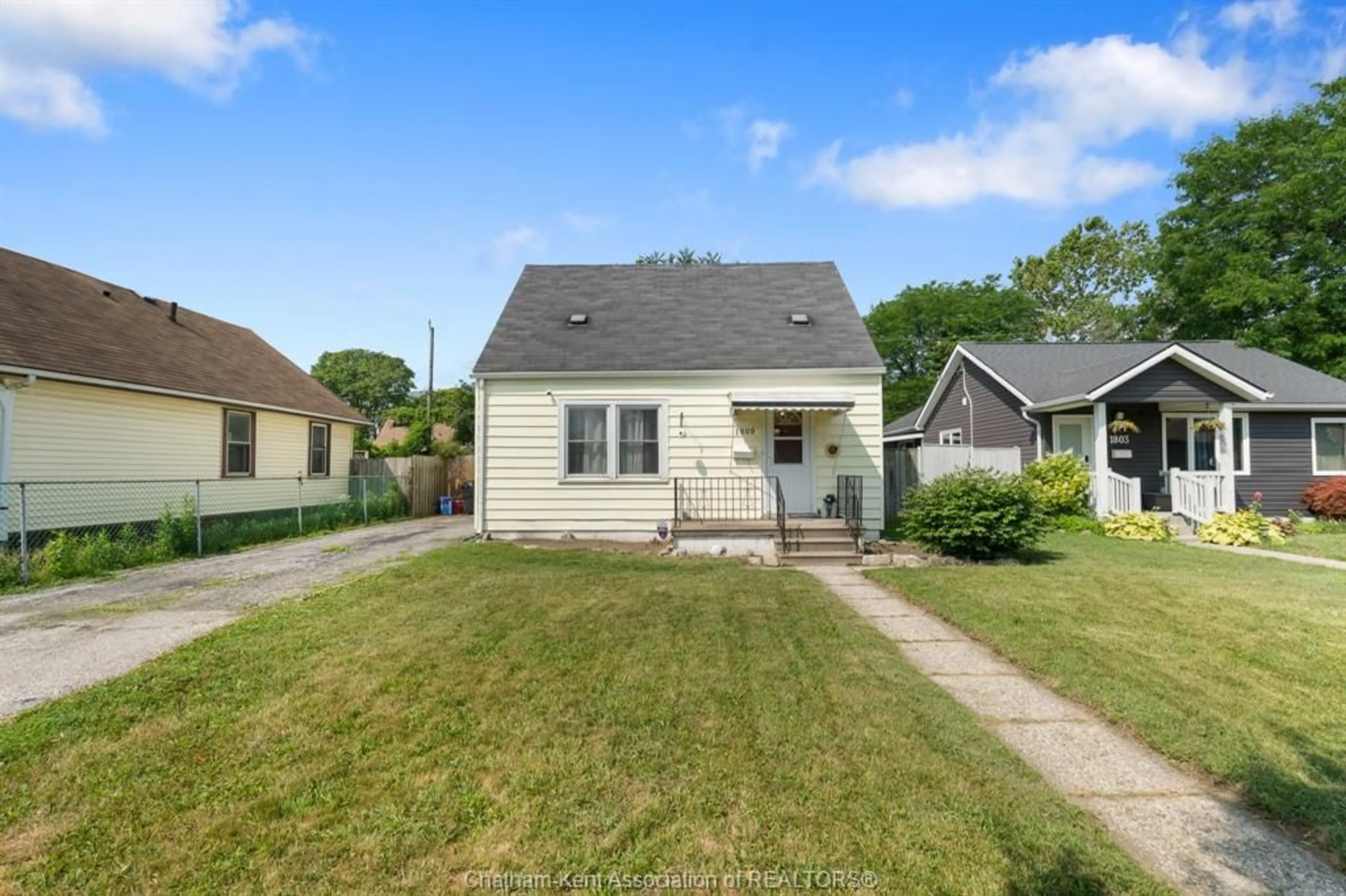 A pic from outside/outdoor area/front of a property/back of a property/a pic from drone, street for 1809 ALBERT Rd, Windsor Ontario N8W 3X1