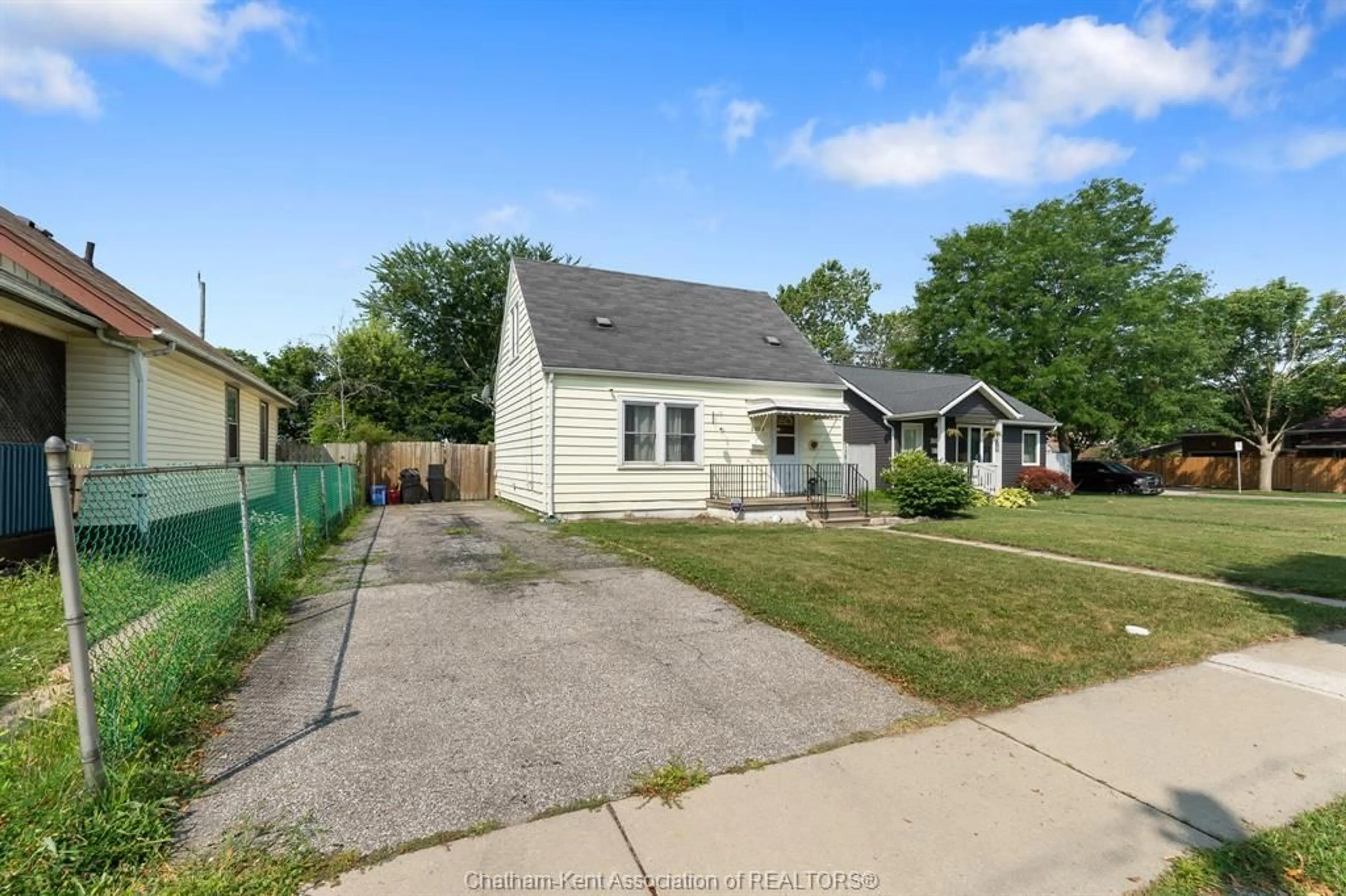 A pic from outside/outdoor area/front of a property/back of a property/a pic from drone, street for 1809 ALBERT Rd, Windsor Ontario N8W 3X1