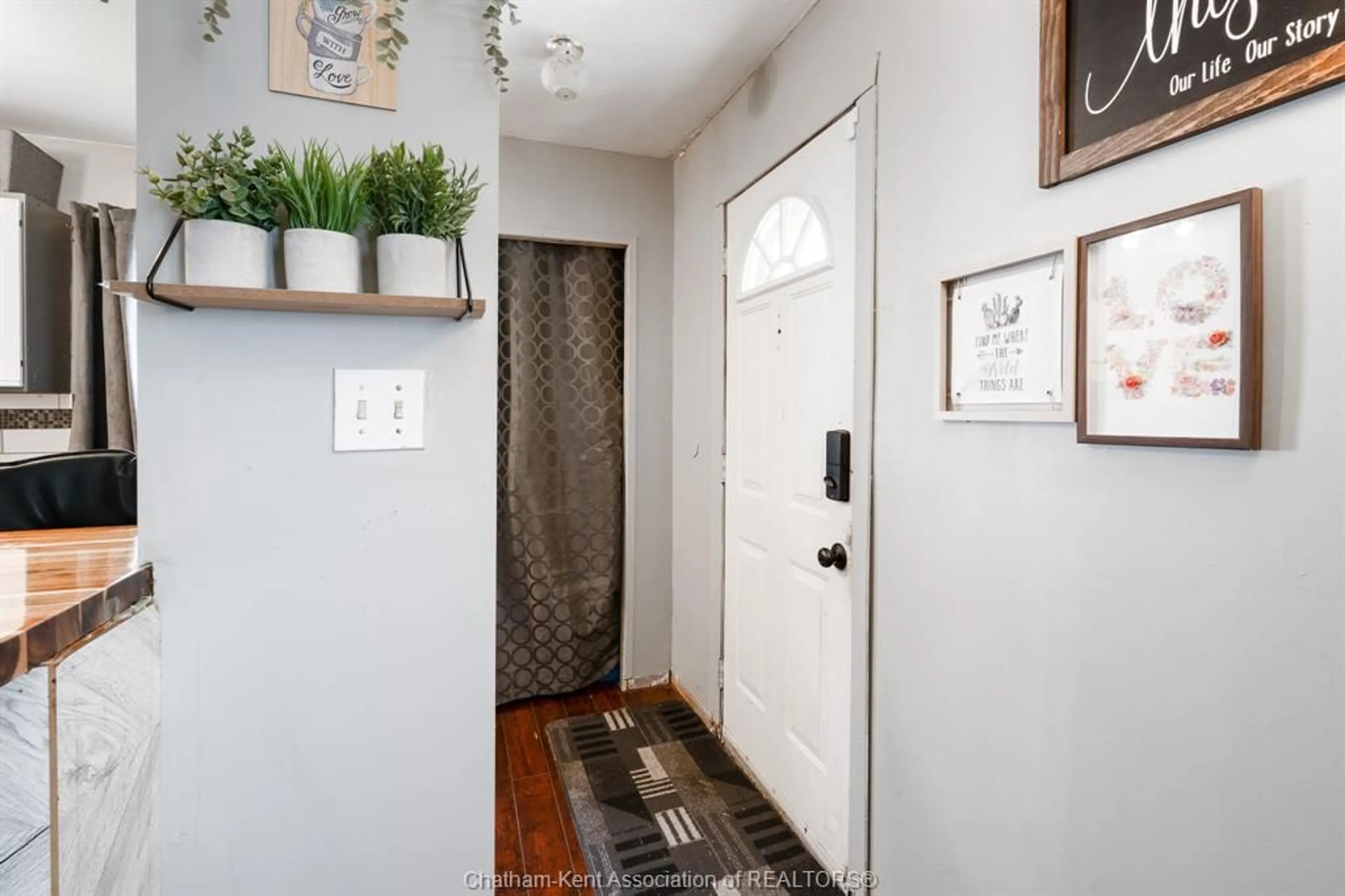 Indoor entryway for 1809 ALBERT Rd, Windsor Ontario N8W 3X1