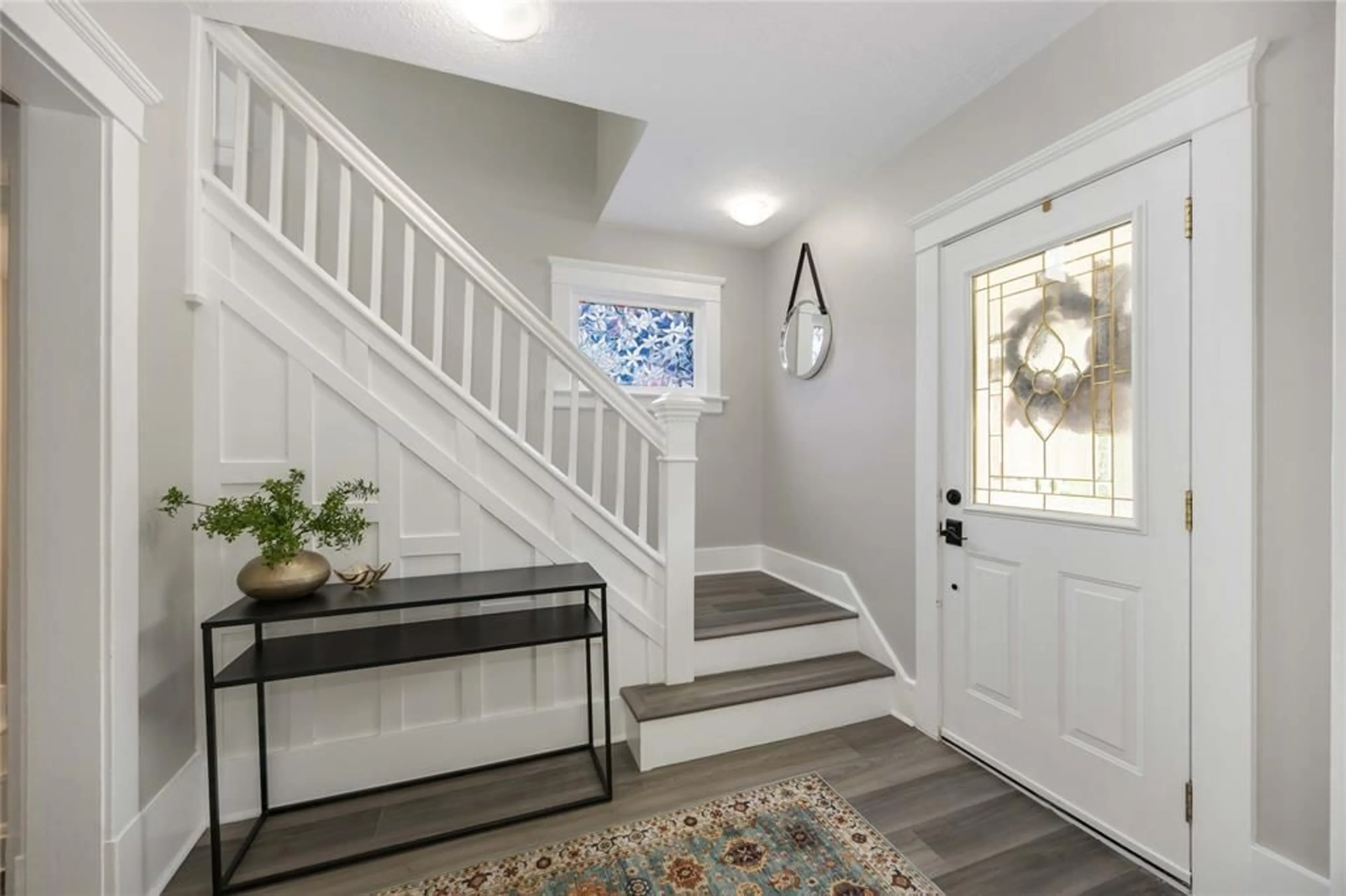 Indoor entryway for 290 Cromwell St, Sarnia Ontario N7T 3Y4