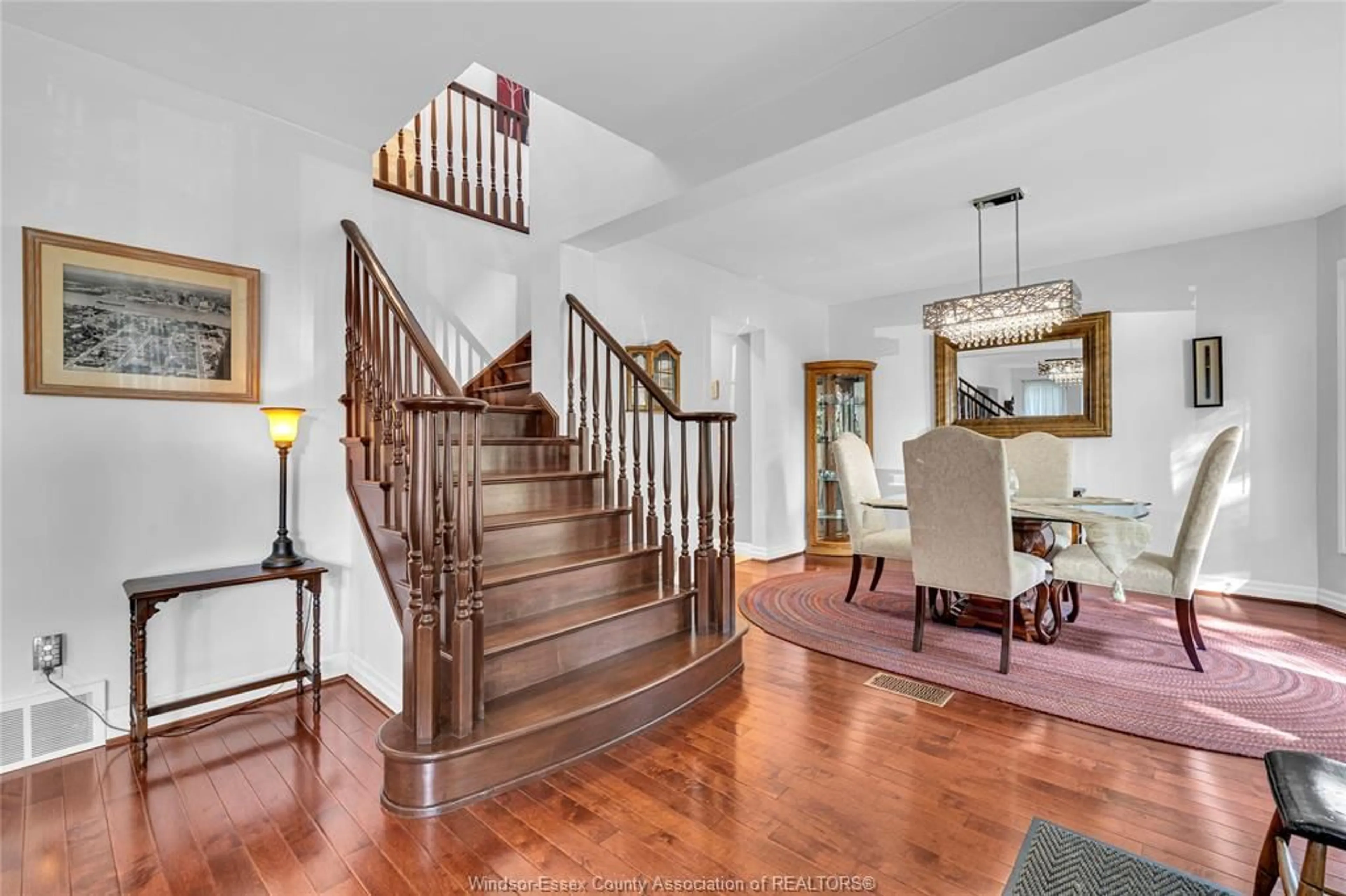 Indoor foyer for 815 KILDARE, Windsor Ontario N9Y 3H3