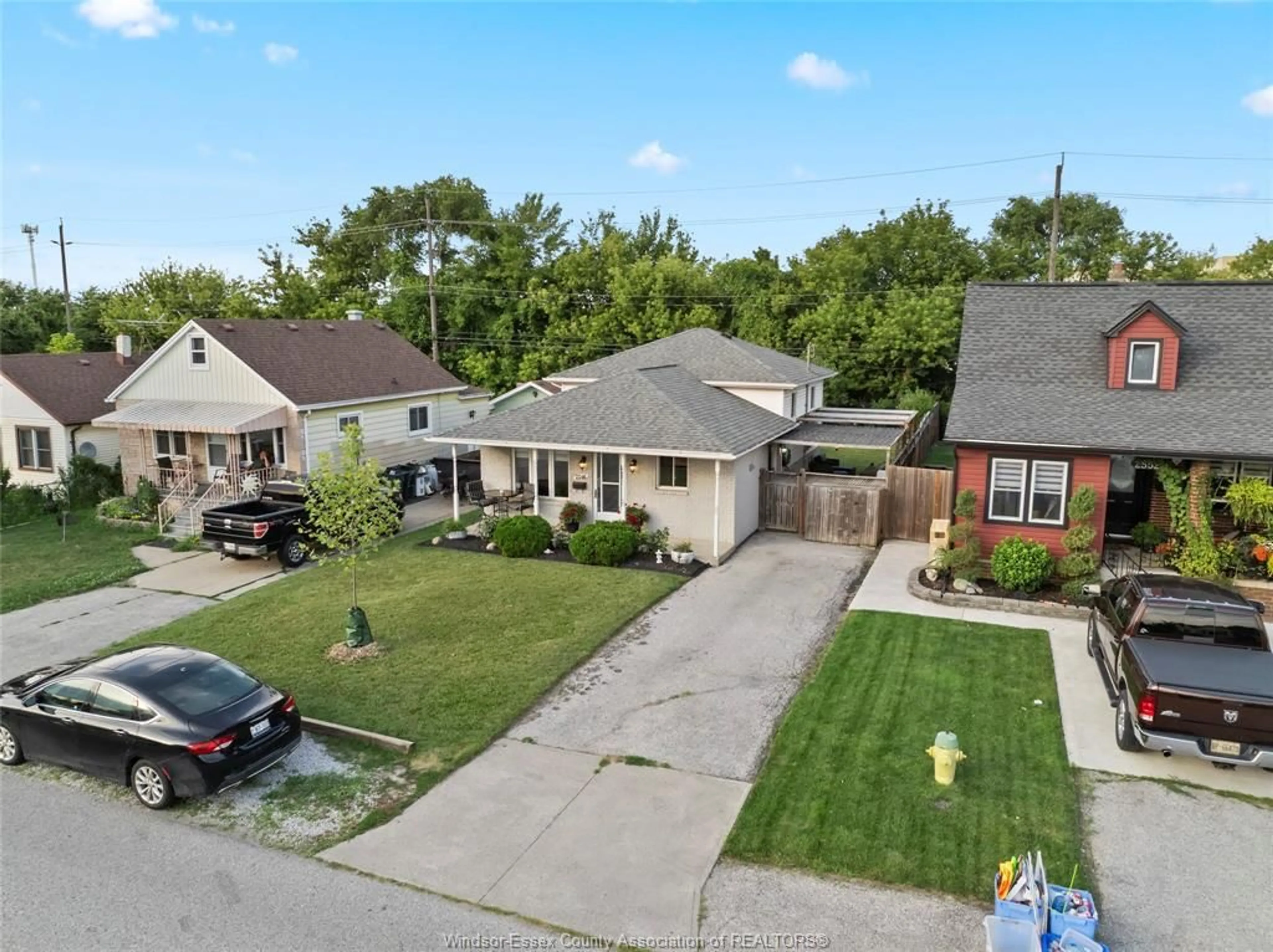 A pic from outside/outdoor area/front of a property/back of a property/a pic from drone, street for 2546 MELDRUM, Windsor Ontario N8W 4G1