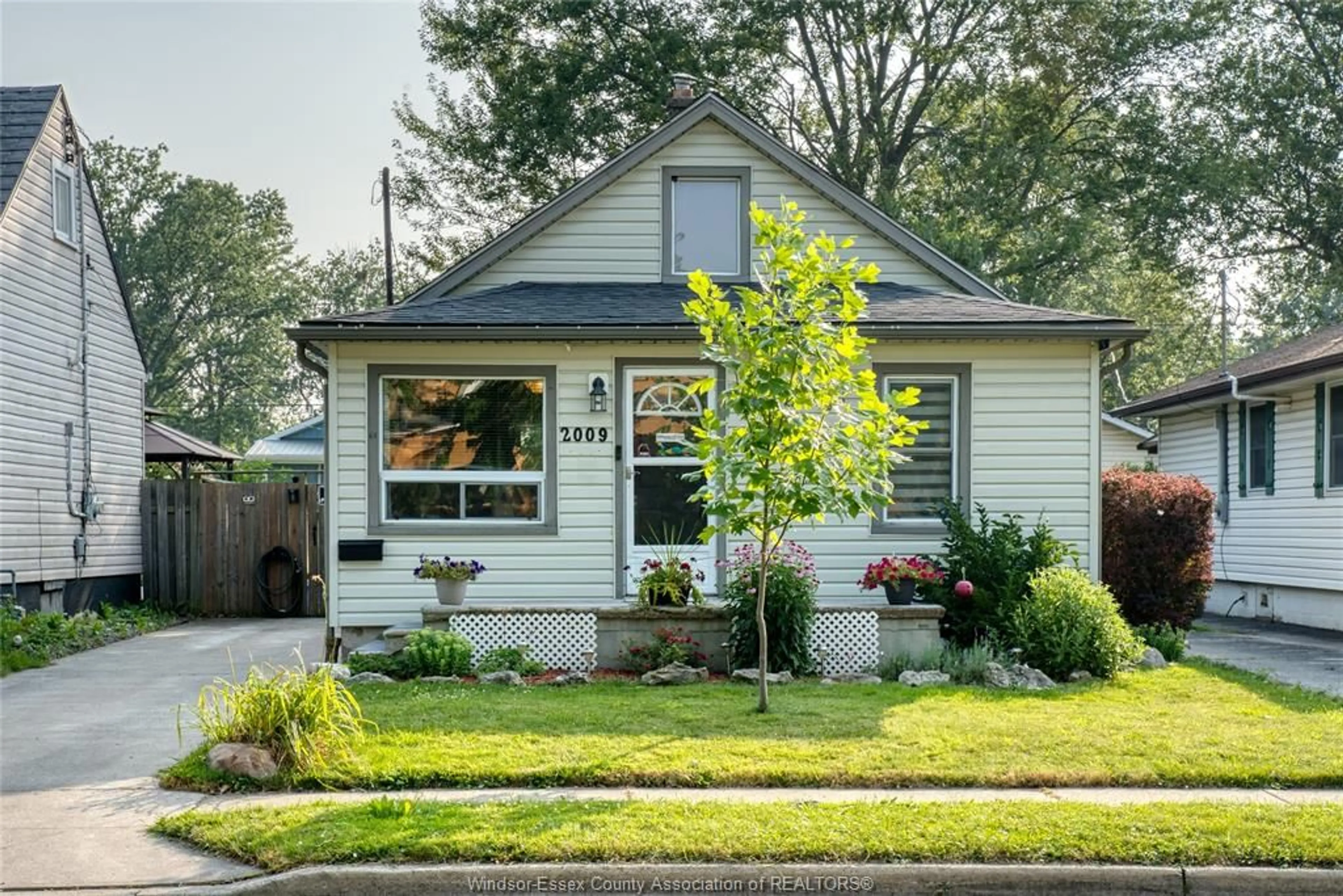Home with vinyl exterior material, street for 2009 BUCKINGHAM, Windsor Ontario N8T 2B2
