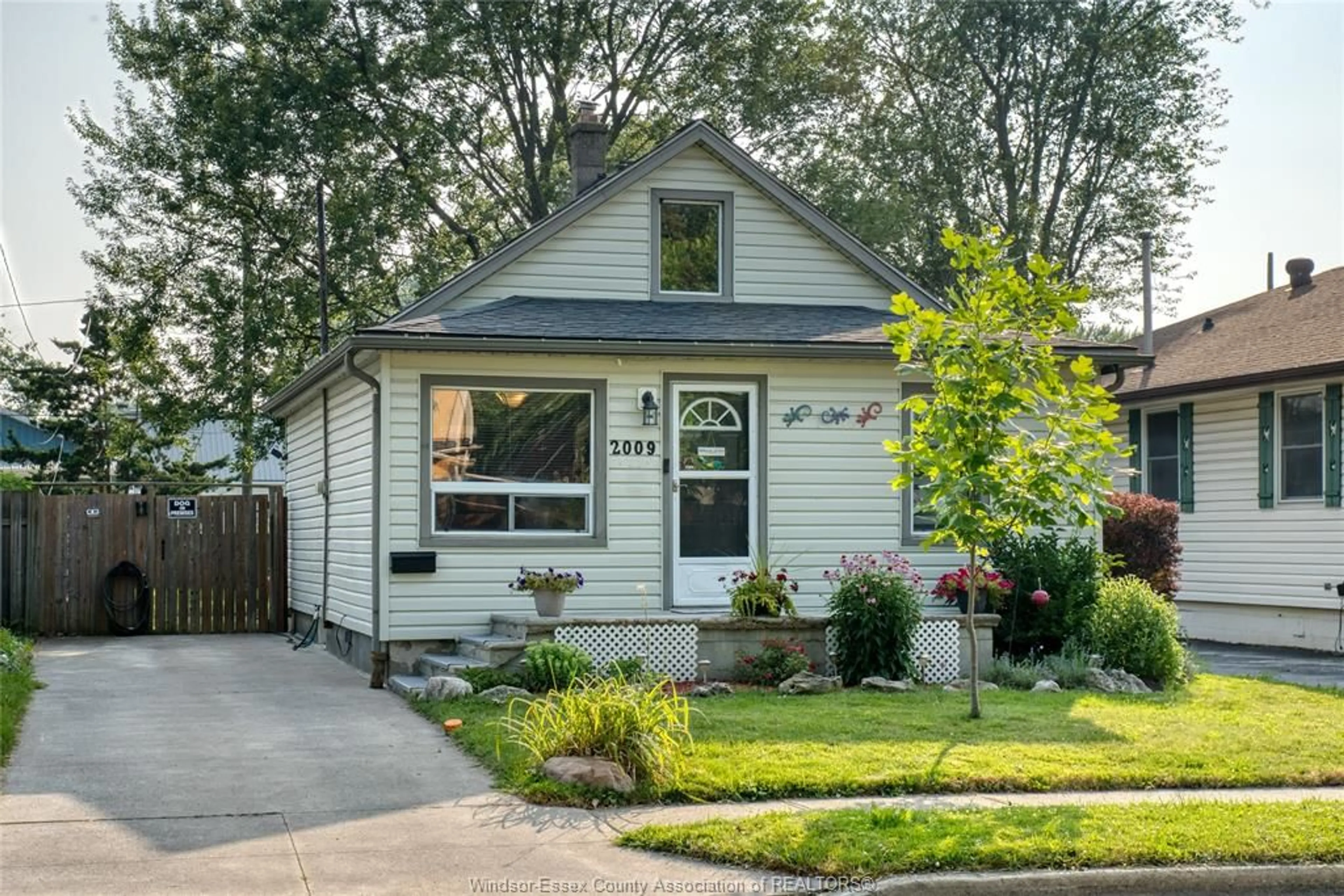 Home with vinyl exterior material, street for 2009 BUCKINGHAM, Windsor Ontario N8T 2B2