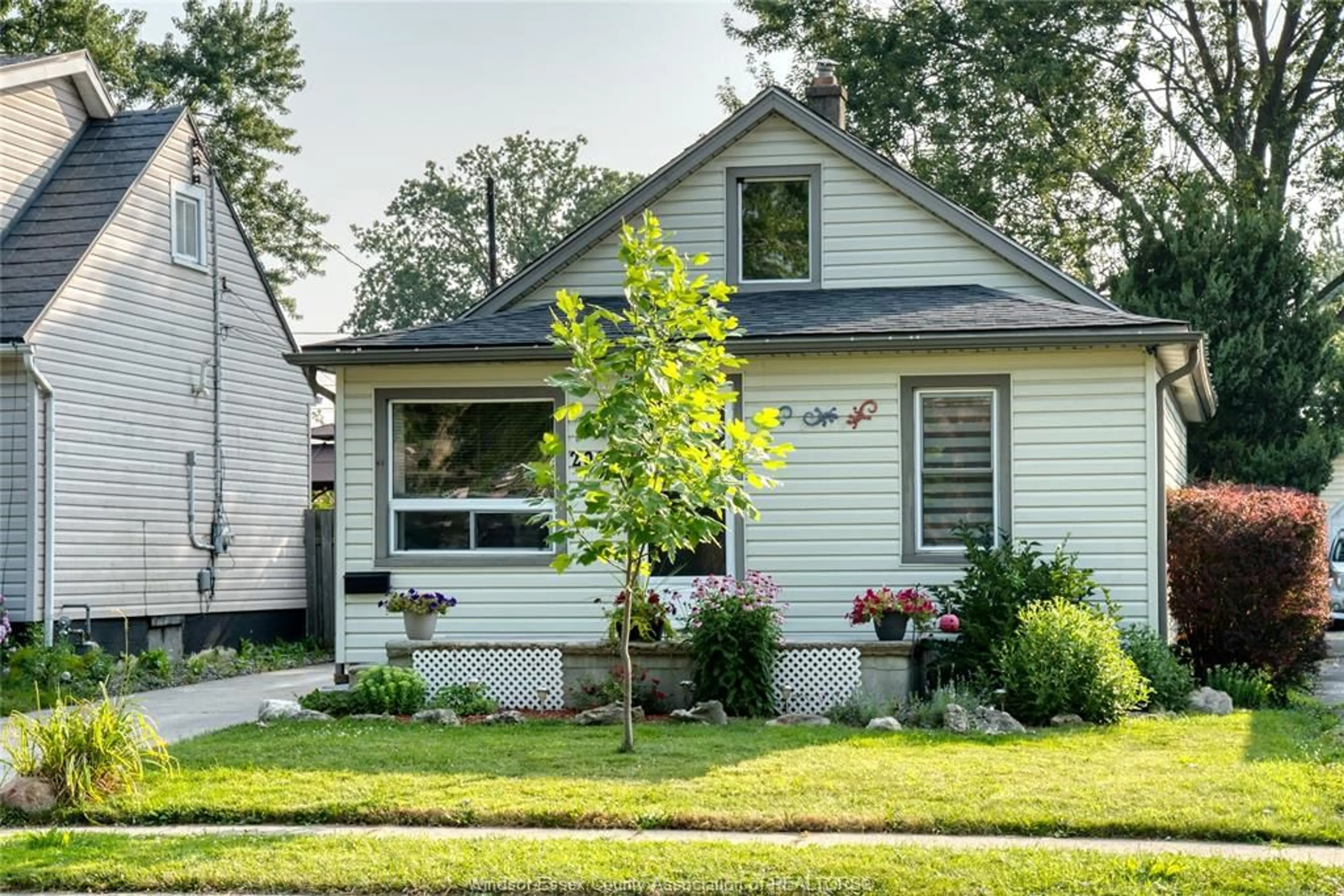 Home with vinyl exterior material, street for 2009 BUCKINGHAM, Windsor Ontario N8T 2B2