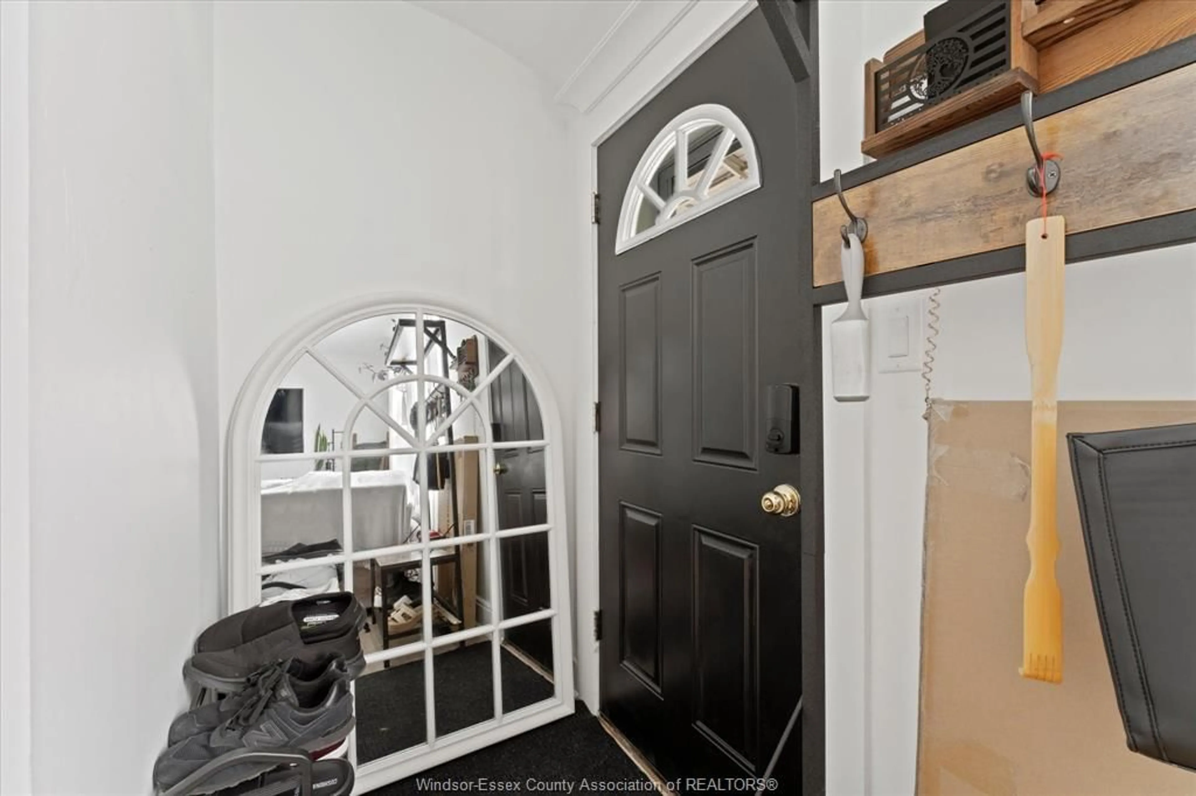 Indoor entryway for 1263 Monmouth, Windsor Ontario N8Y 3M2