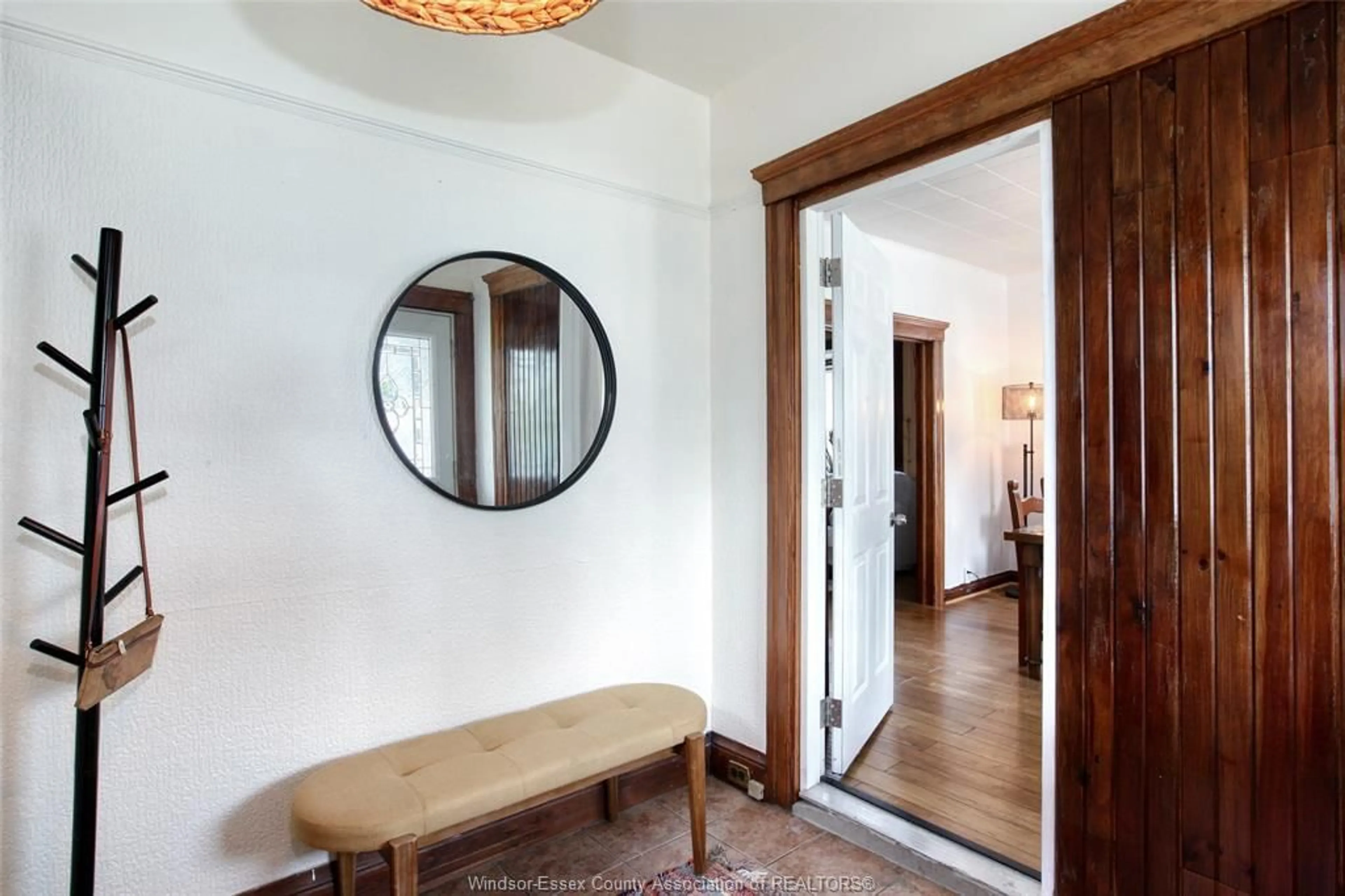 Indoor entryway for 2090 OTTAWA, Windsor Ontario N8Y 1R7