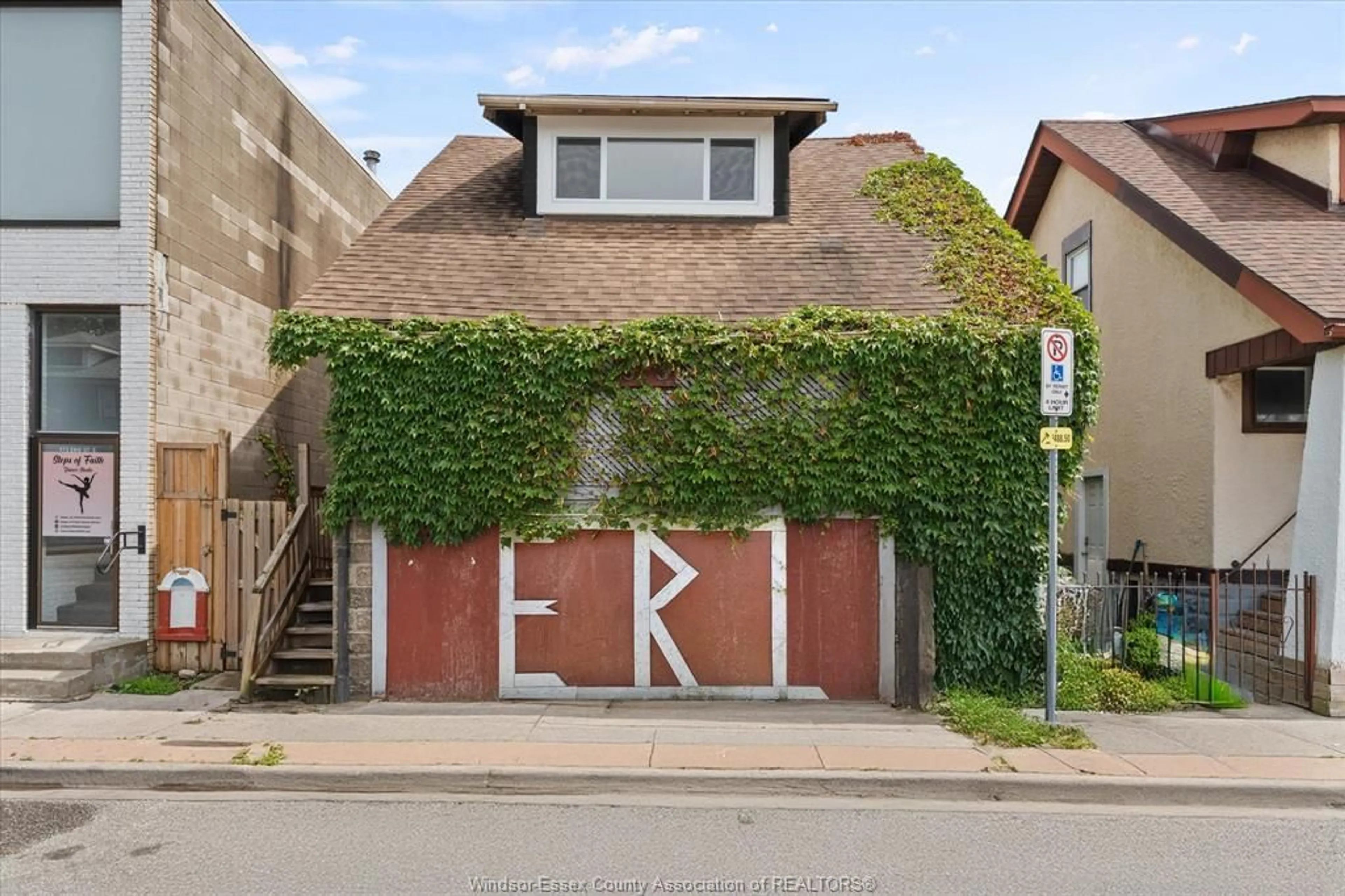 Unknown for 963 Erie St, Windsor Ontario N9A 3Y9