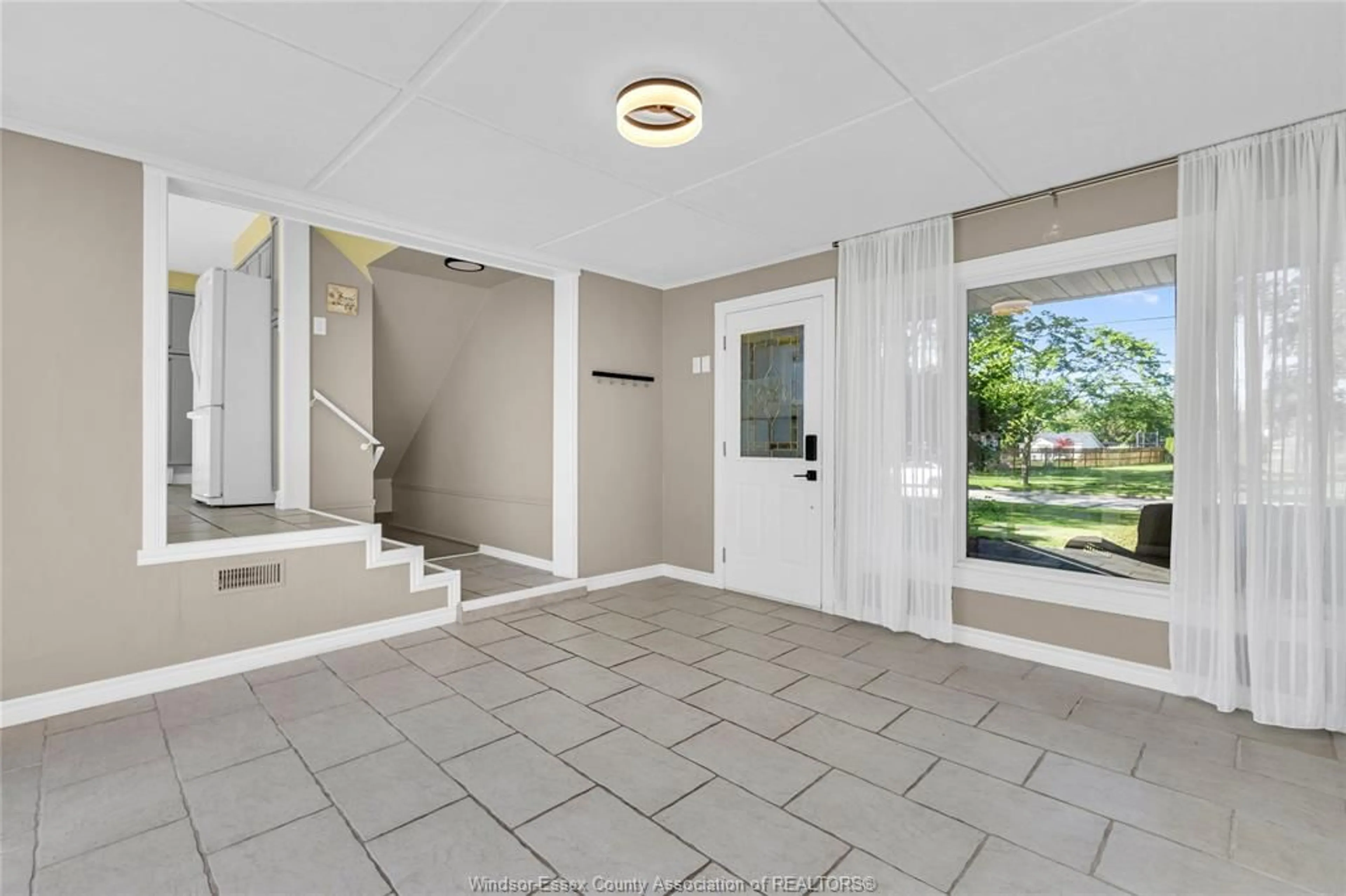 Indoor foyer for 4330 CASGRAIN Dr, Windsor Ontario N9G 2B1