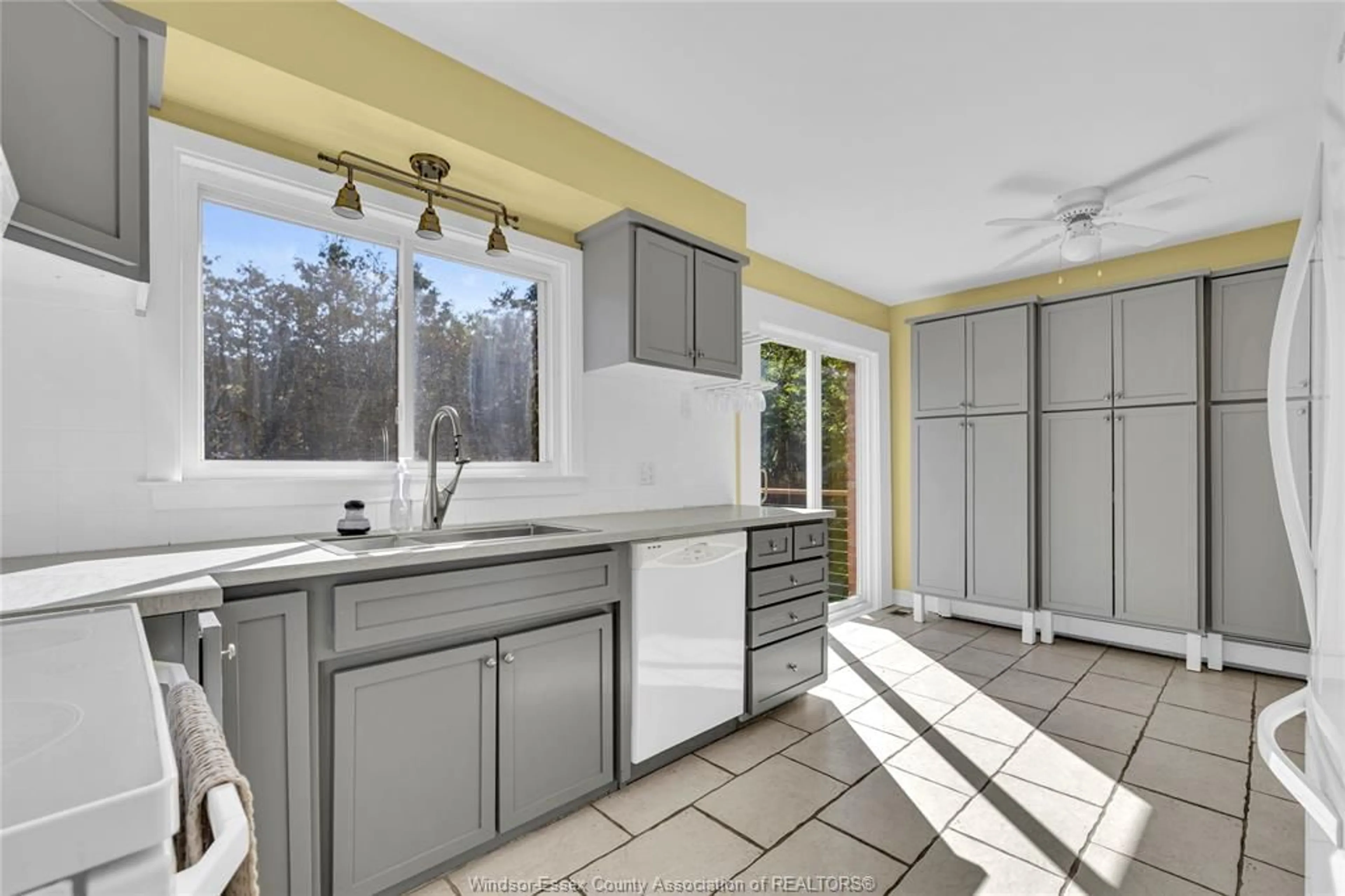 Open concept kitchen, ceramic/tile floor for 4330 CASGRAIN Dr, Windsor Ontario N9G 2B1