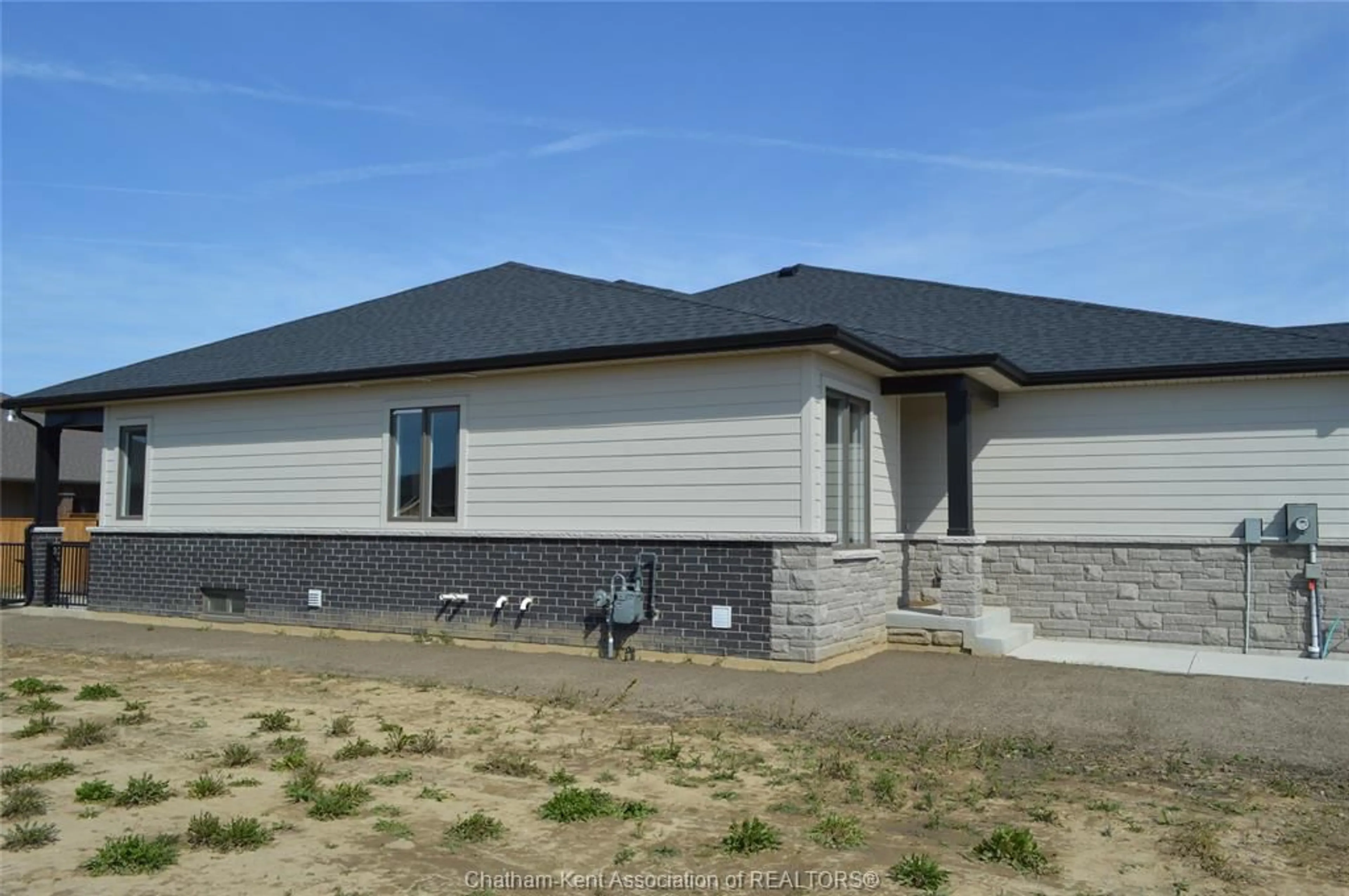 Home with vinyl exterior material, building for 25 Duskridge Rd, Chatham Ontario N7L 0G7