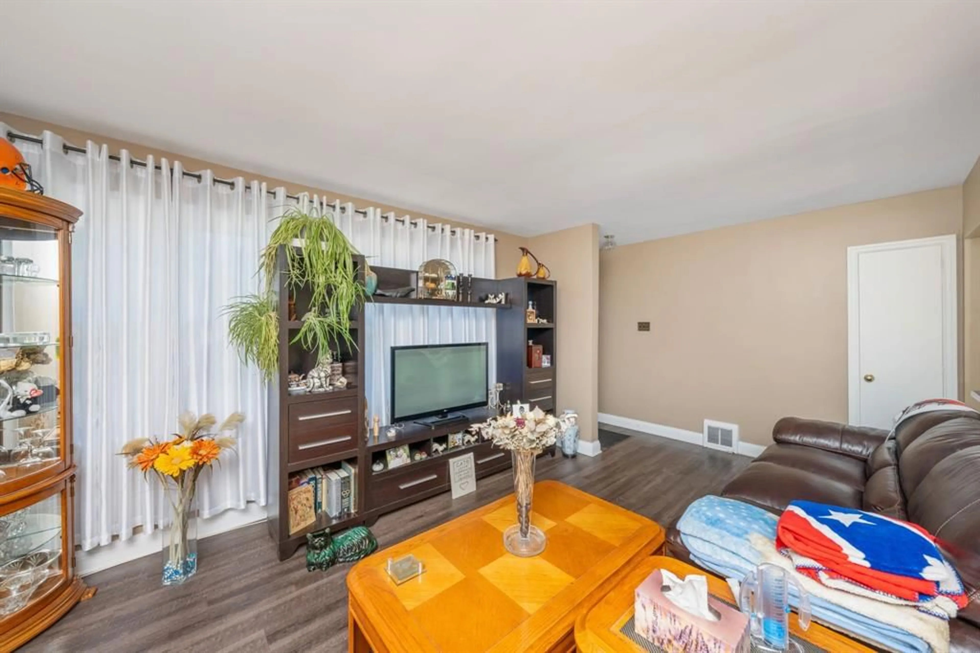 Living room with furniture, unknown for 751 KEMSLEY Dr, Sarnia Ontario N7V 2M3
