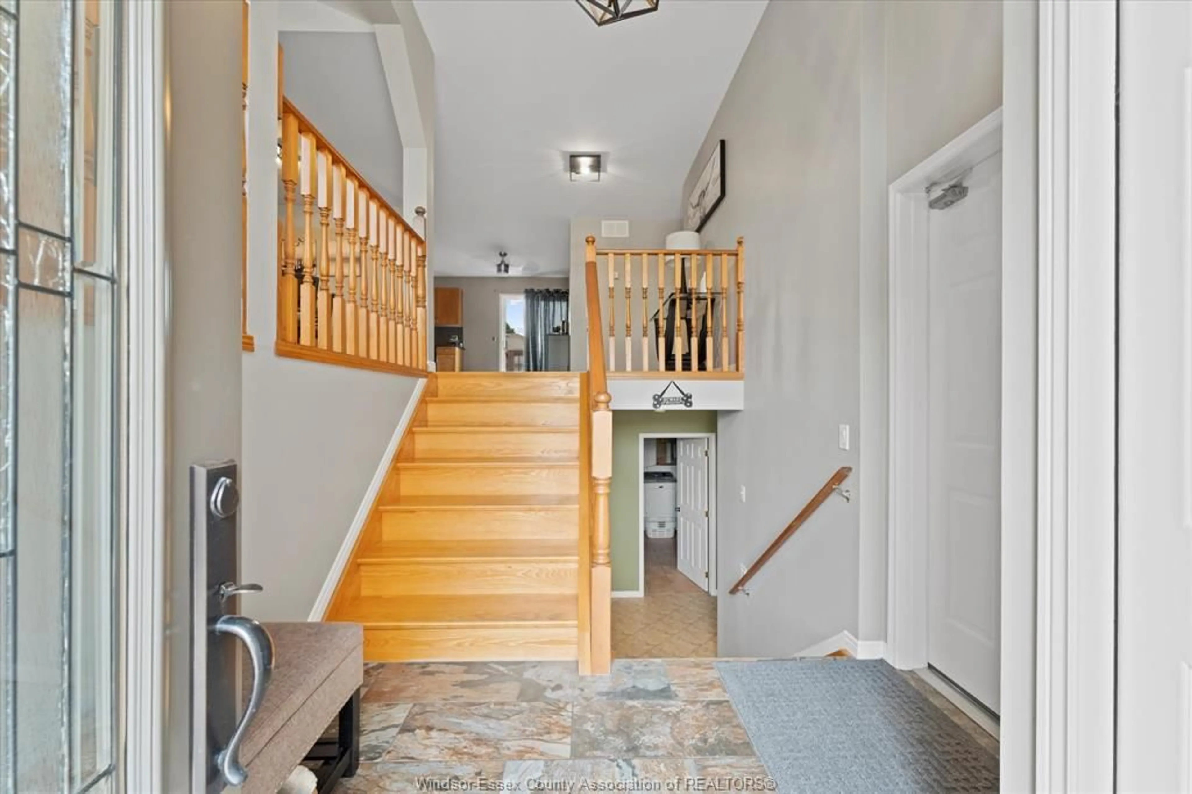Indoor foyer for 540 VANDERNOOT Ave, LaSalle Ontario N9J 3P6