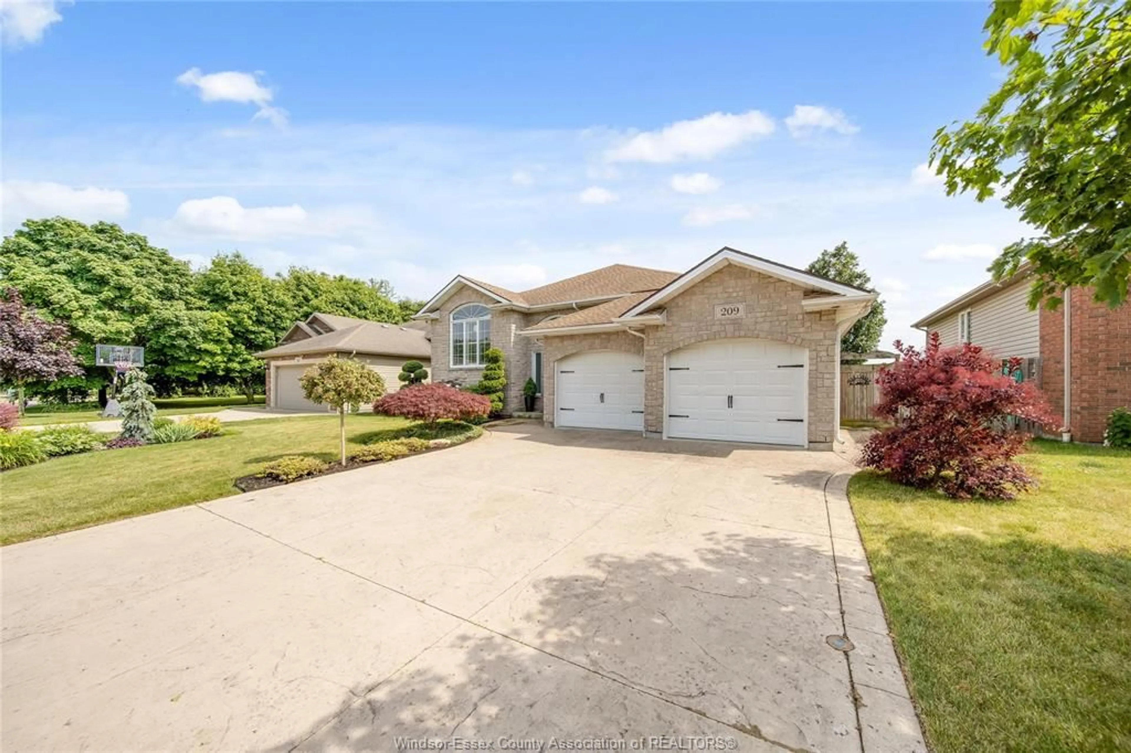 A pic from outside/outdoor area/front of a property/back of a property/a pic from drone, water/lake/river/ocean view for 209 JAMES Ave, Kingsville Ontario N9Y 4B4