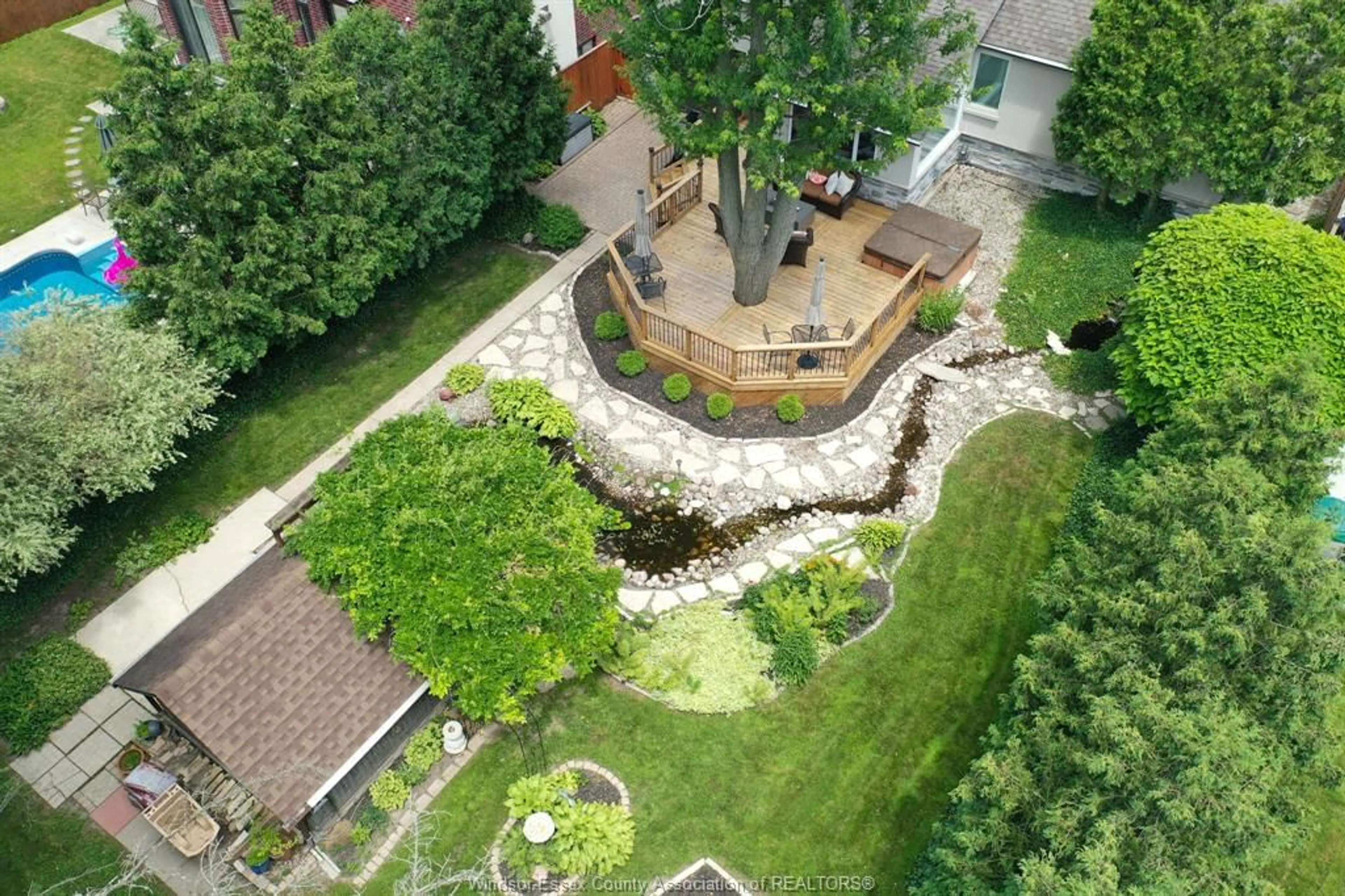 A pic from outside/outdoor area/front of a property/back of a property/a pic from drone, unknown for 4245 KENNEDY Dr, Windsor Ontario N9G 1Y1