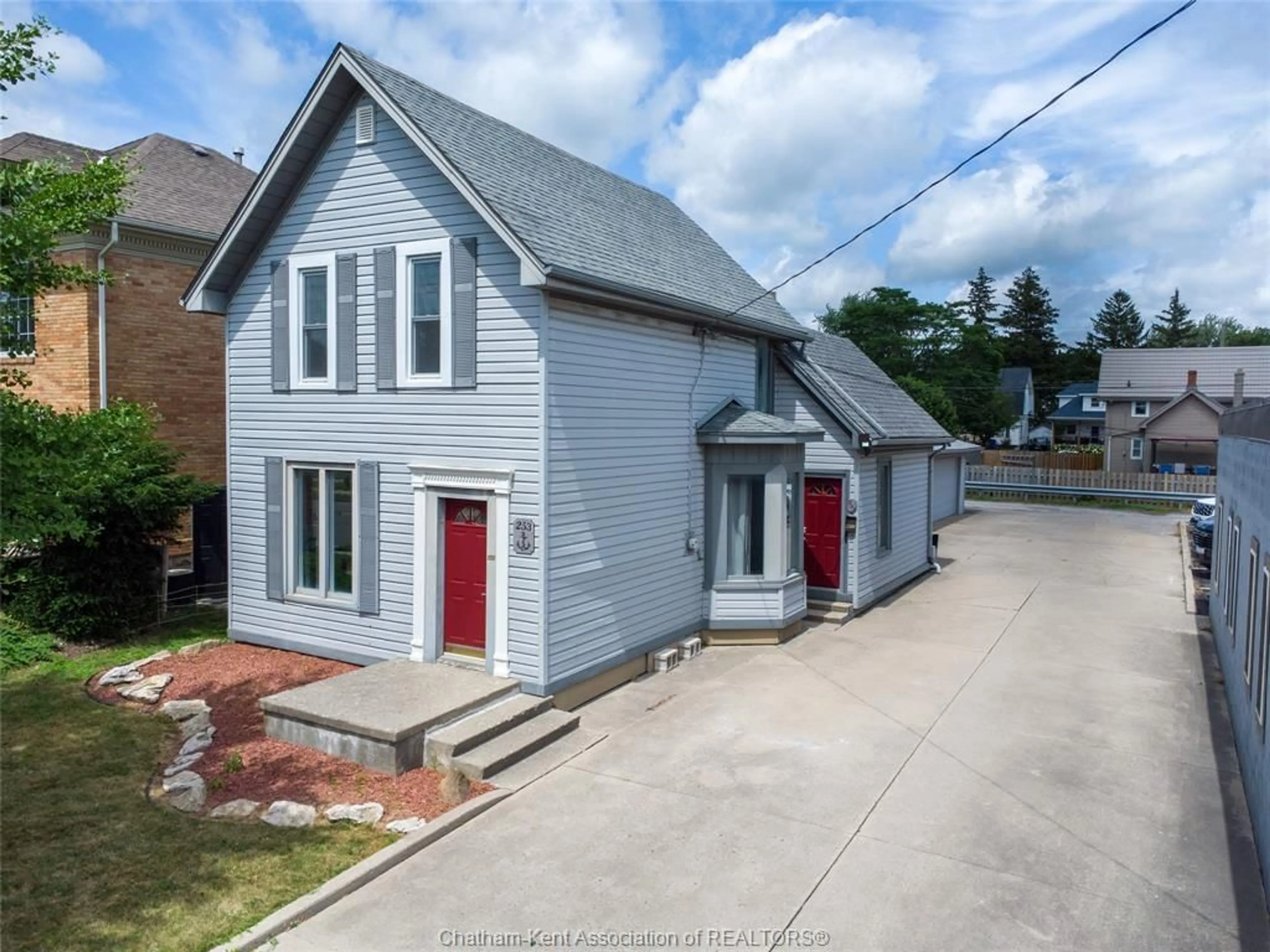 A pic from outside/outdoor area/front of a property/back of a property/a pic from drone, street for 253 St Clair St, Chatham Ontario N7L 3J8
