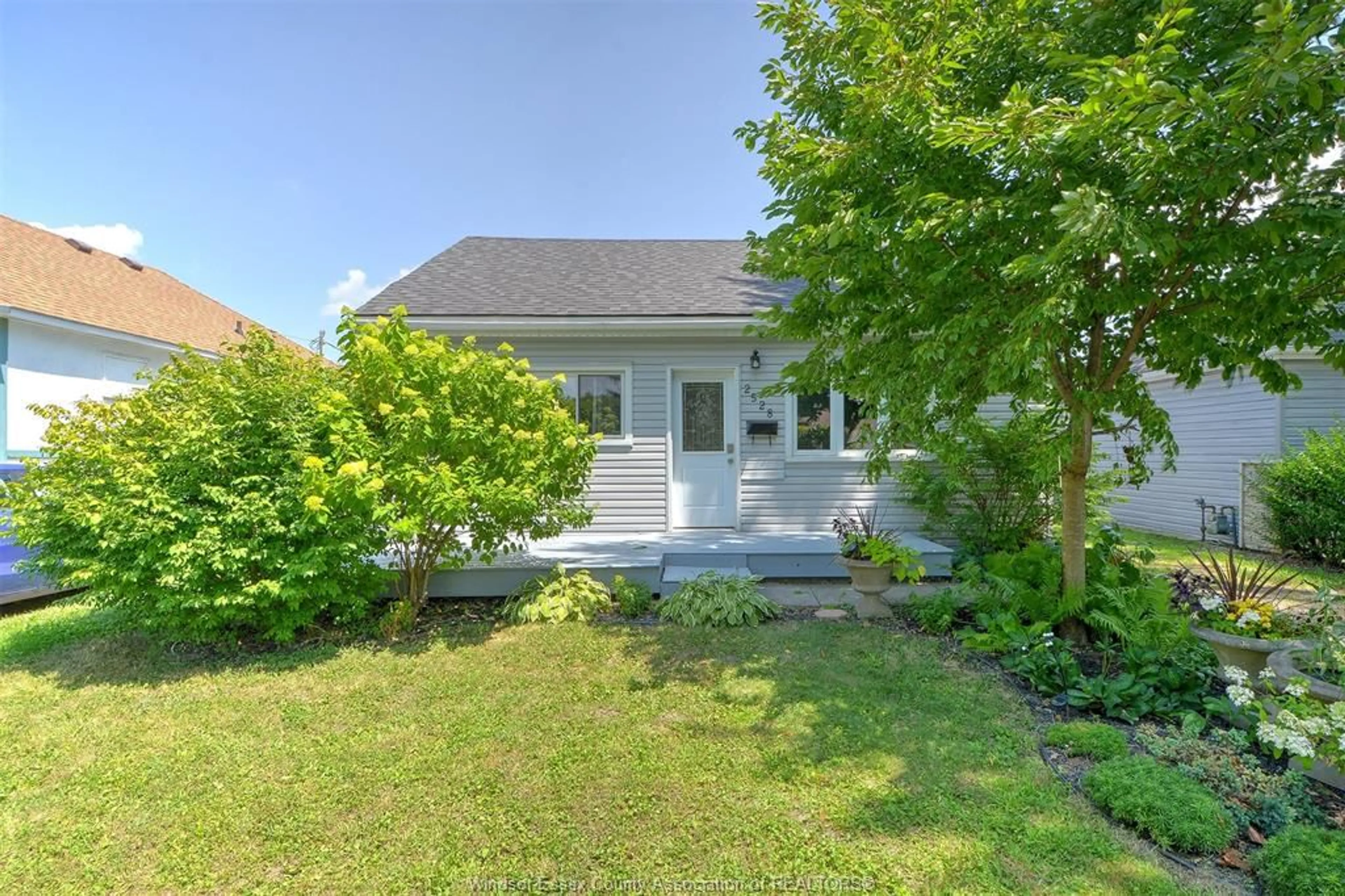 A pic from outside/outdoor area/front of a property/back of a property/a pic from drone, street for 2528 MEIGHEN Rd, Windsor Ontario N8W 4C4