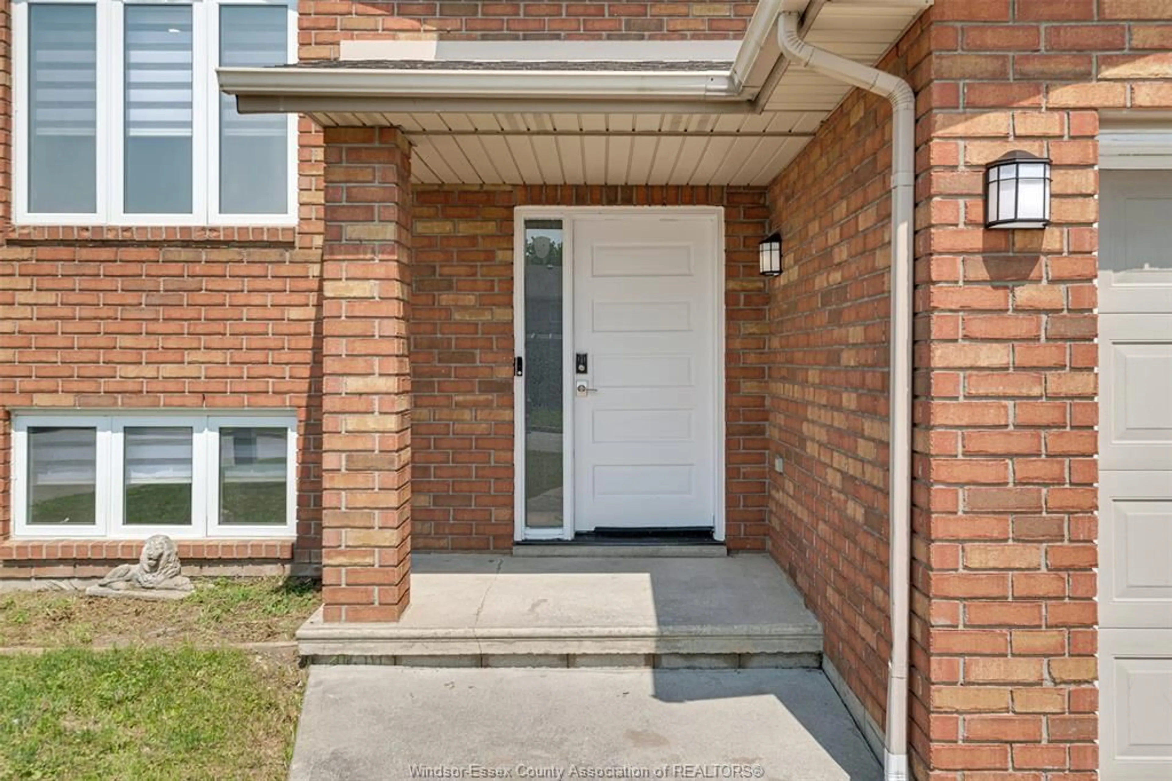 Indoor entryway for 4165 ANTHONY COURT, Windsor Ontario N8W 5S9