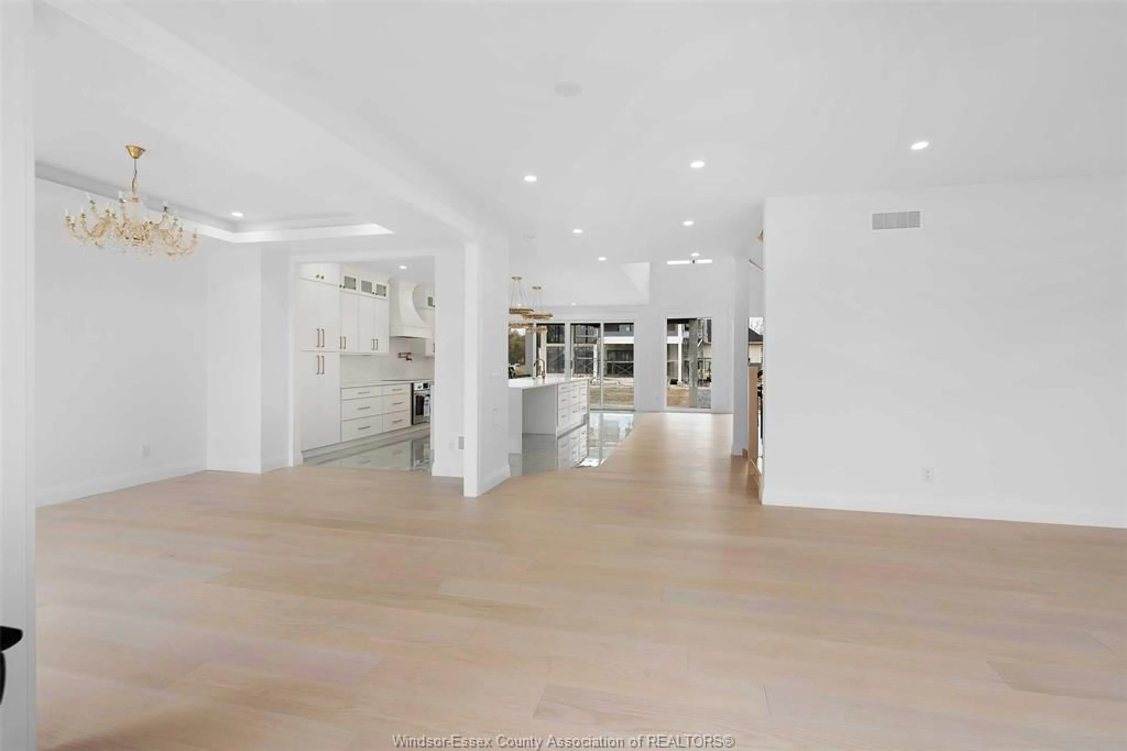 Indoor foyer for 4300 CATERINA, LaSalle Ontario N9H 0M9