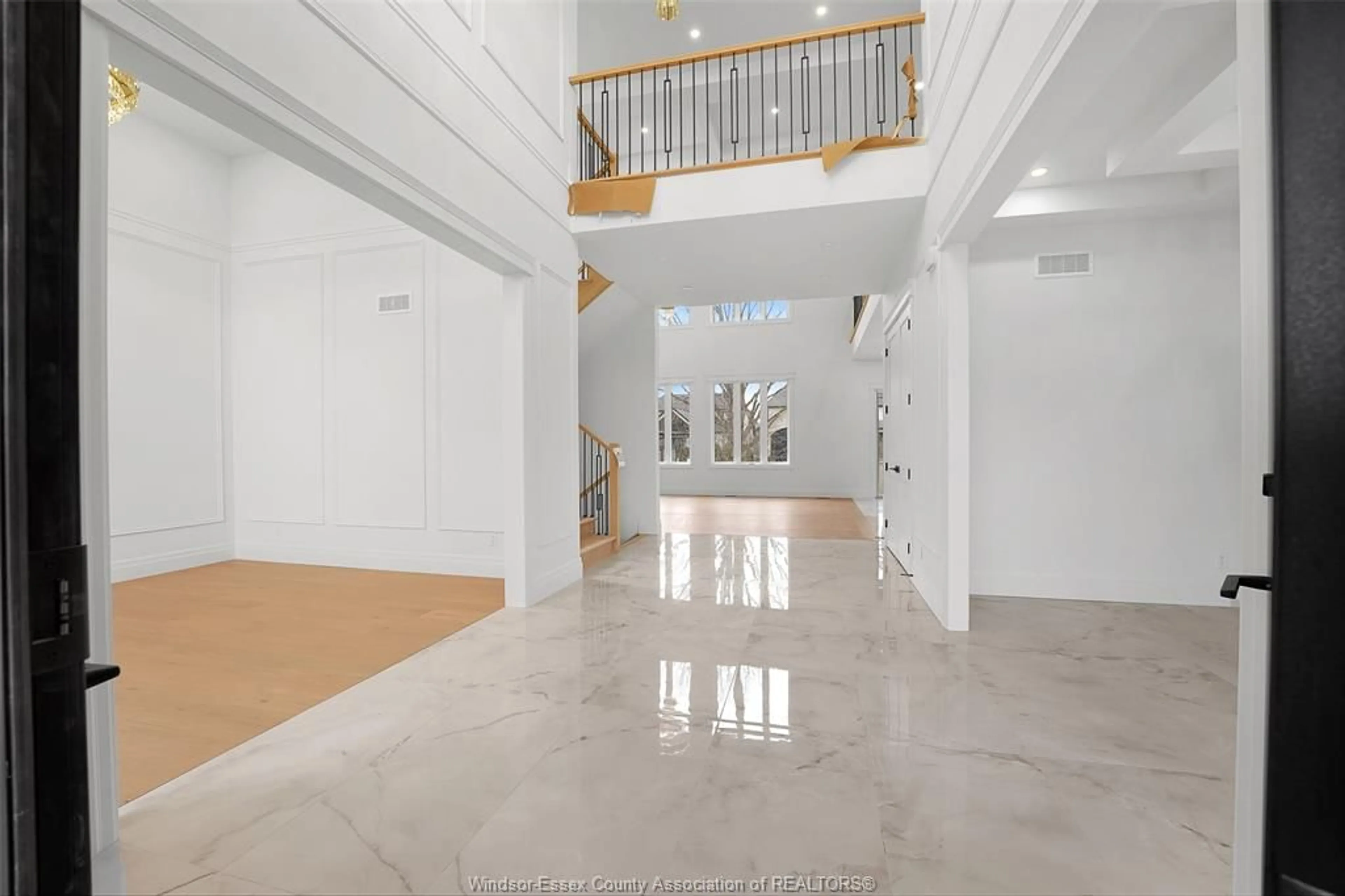Indoor foyer for 4400 CATERINA, LaSalle Ontario N9H 0M9