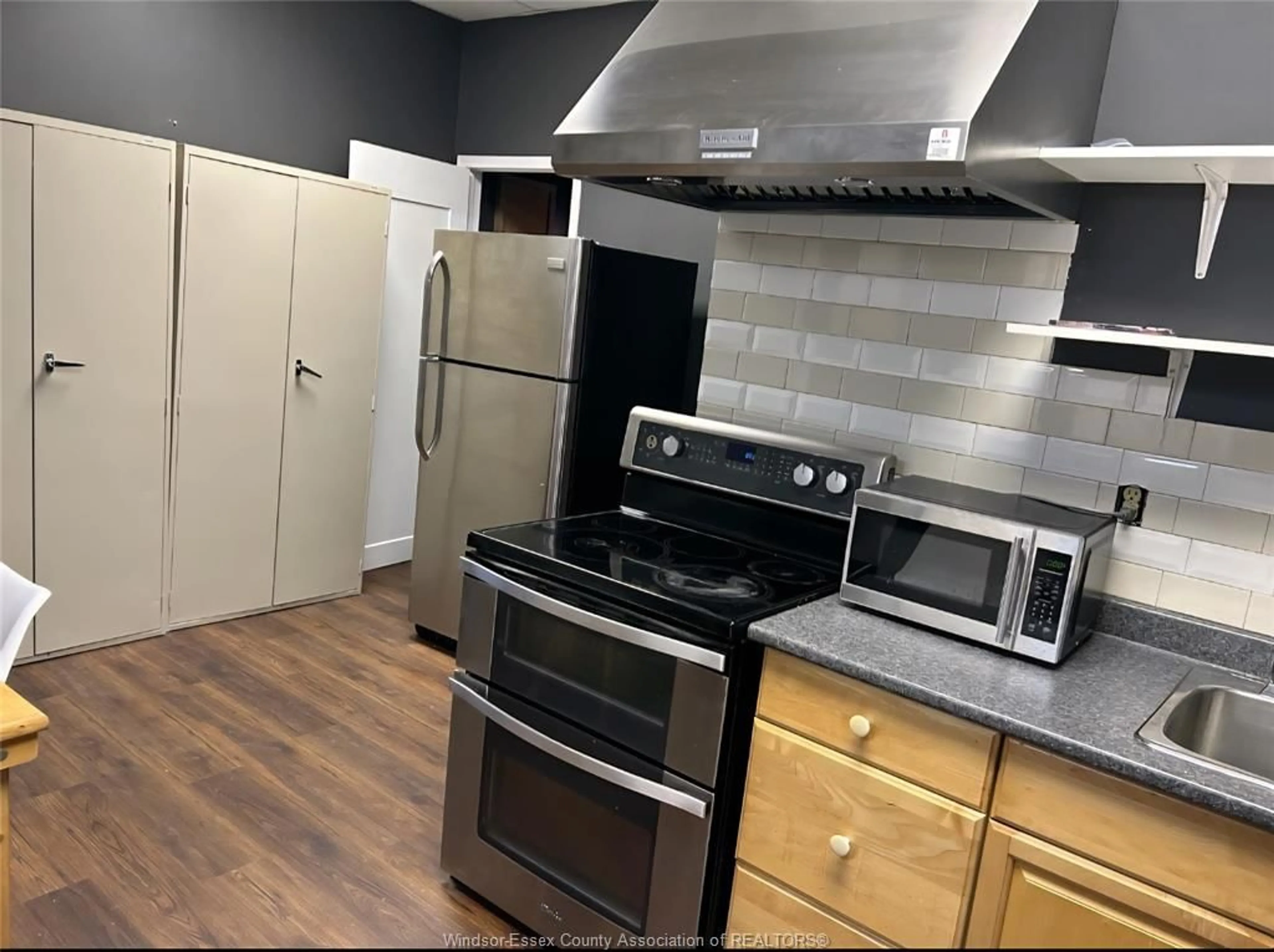 Standard kitchen, unknown for 1127 ERIE St, Windsor Ontario N9A 6C6