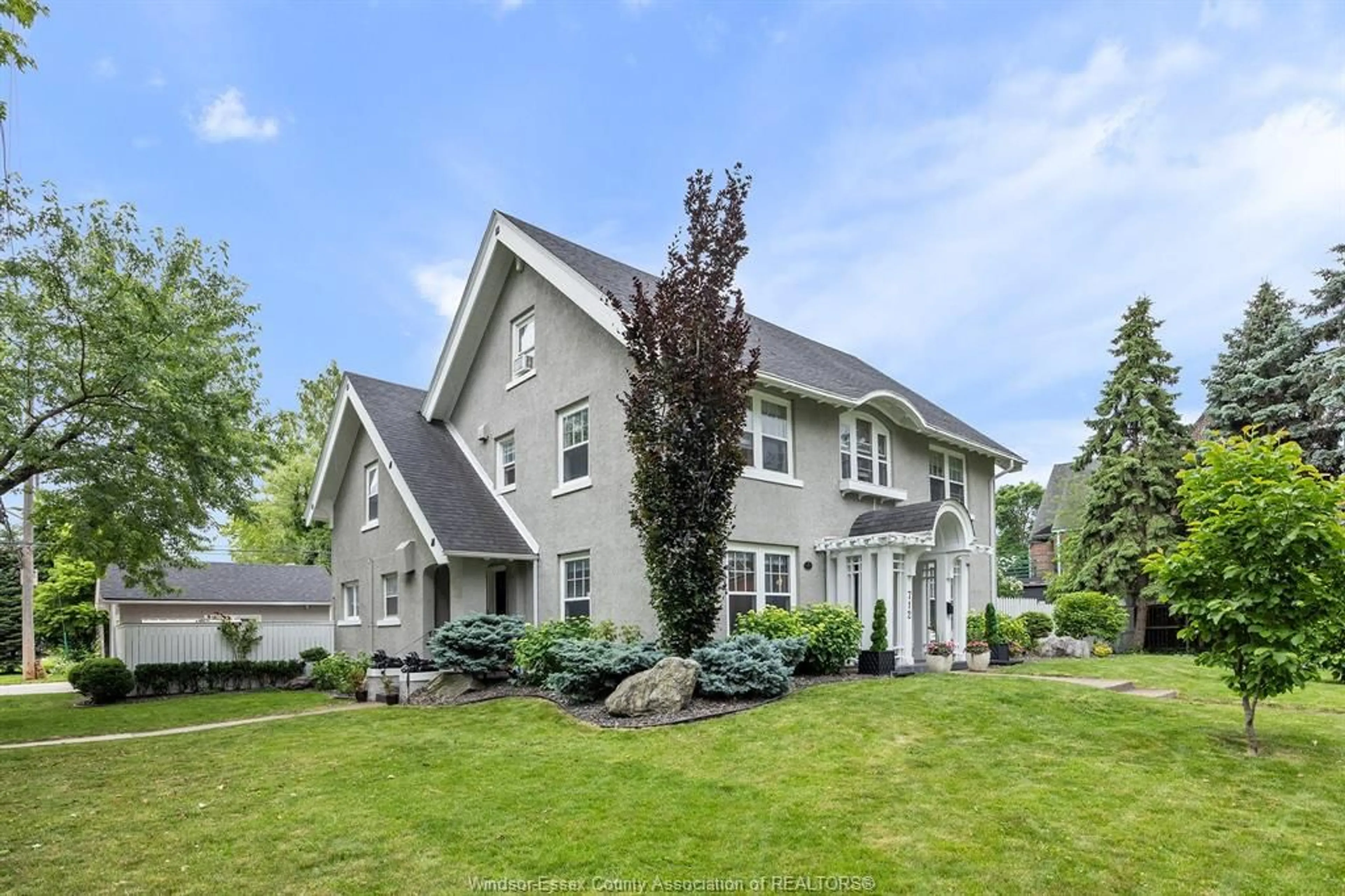 Home with vinyl exterior material, unknown for 712 DEVONSHIRE Rd, Windsor Ontario N8Y 2M1