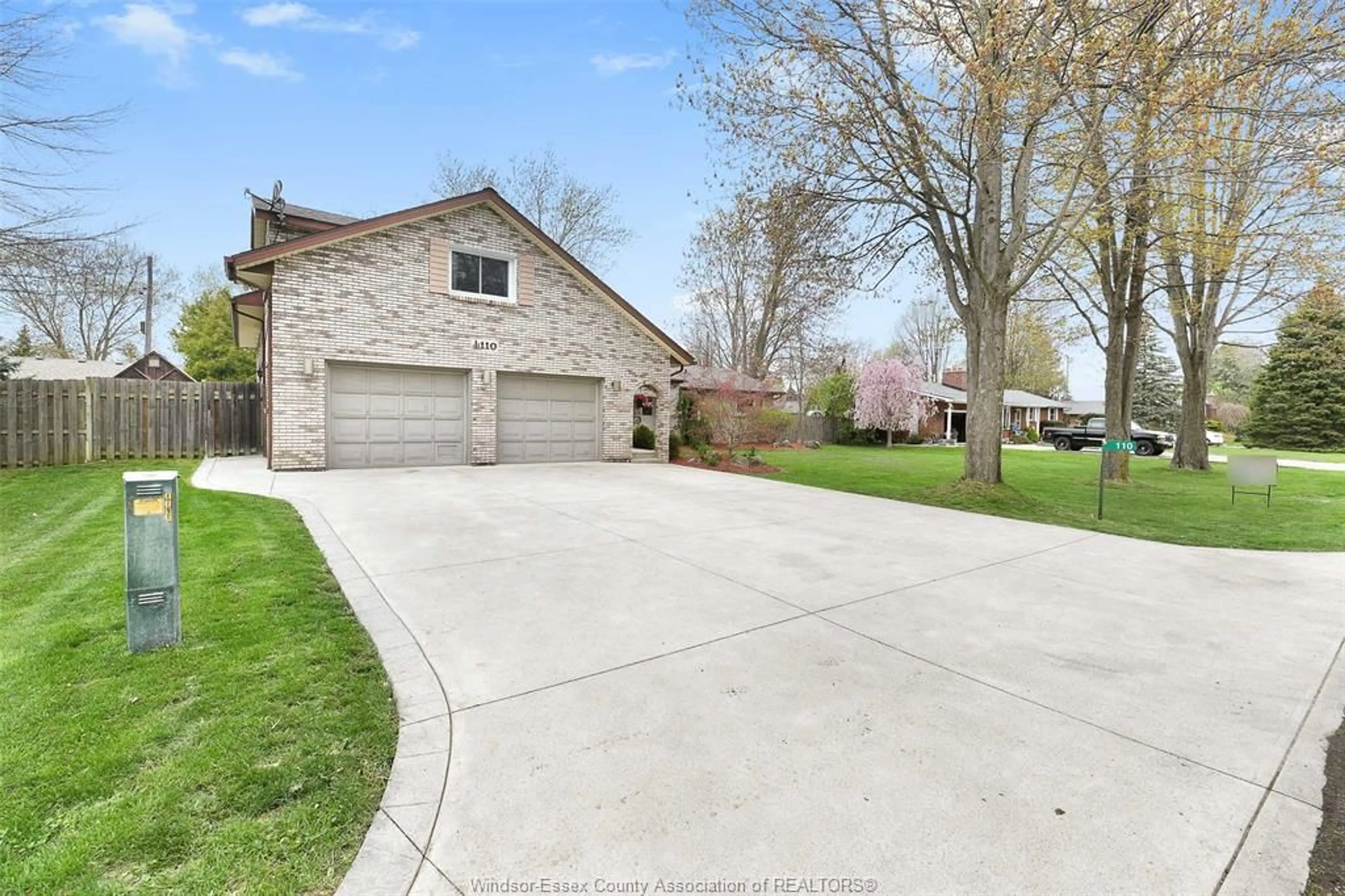 A pic from outside/outdoor area/front of a property/back of a property/a pic from drone, street for 110 Lake Erie Dr, Amherstburg Ontario N9V 2Y8