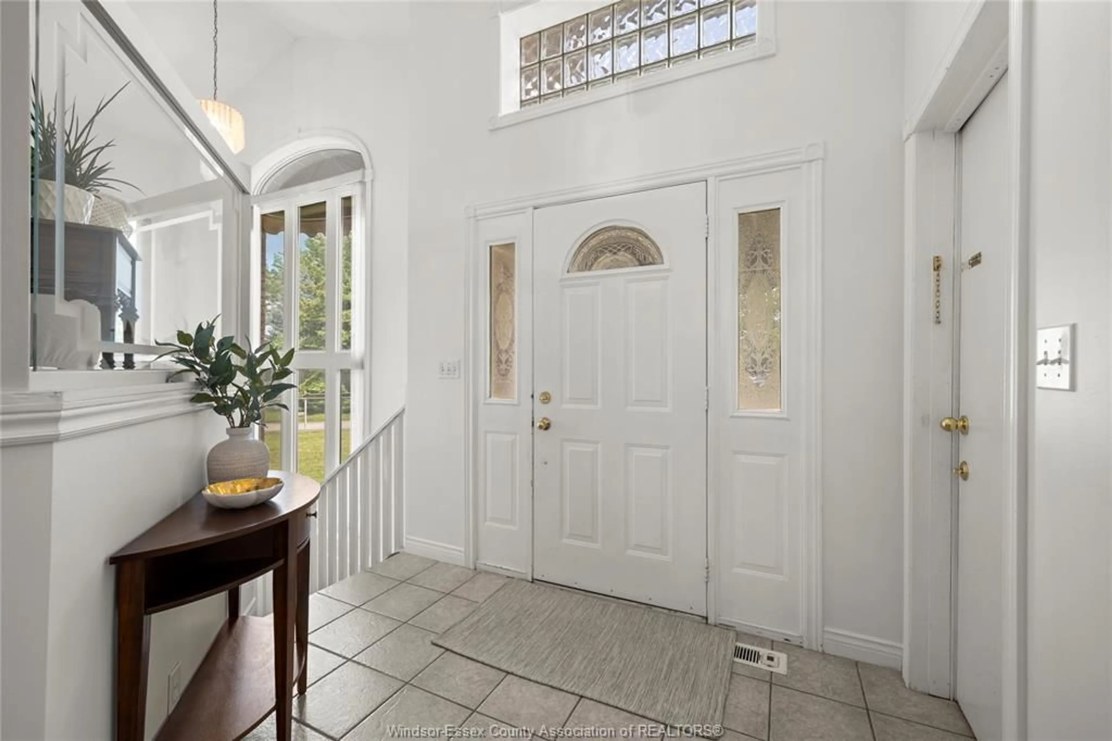 Indoor entryway for 2614 LANGLOIS Ave, Windsor Ontario N8X 4V7