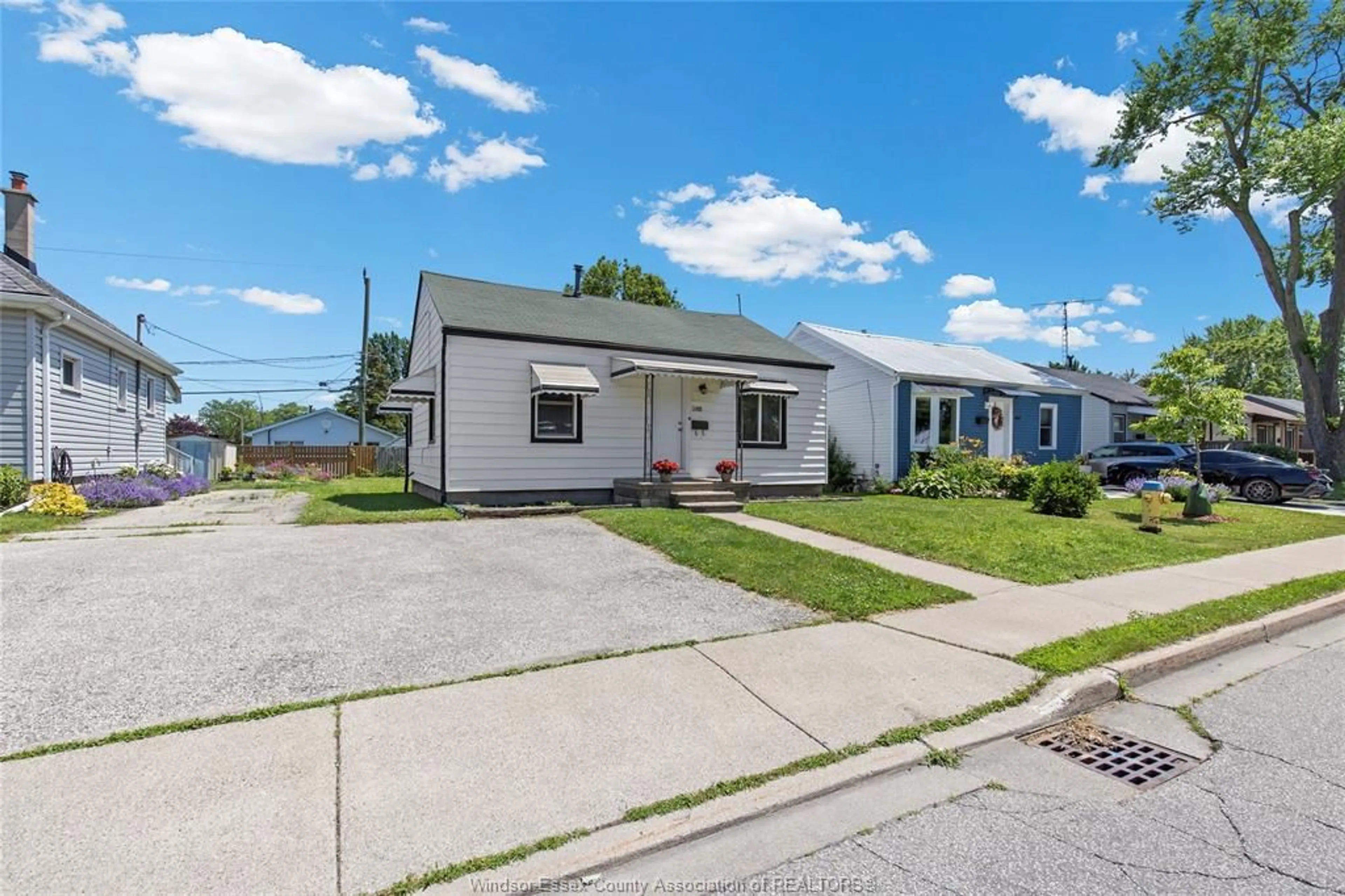 A pic from outside/outdoor area/front of a property/back of a property/a pic from drone, street for 3811 CONNAUGHT, Windsor Ontario N9C 2C2