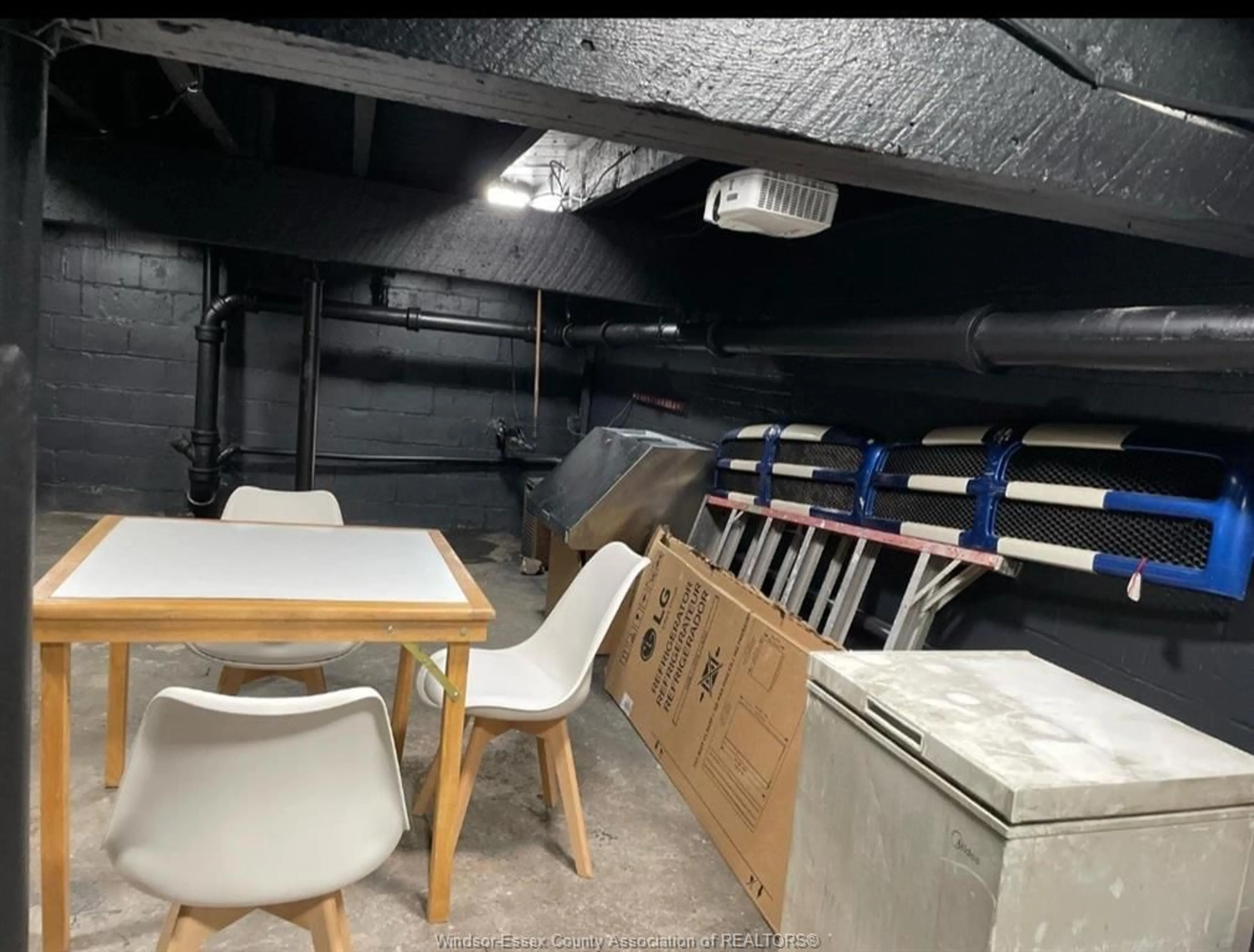 A pic of a room for 1133 Erie St W, Windsor Ontario N9A 6C6