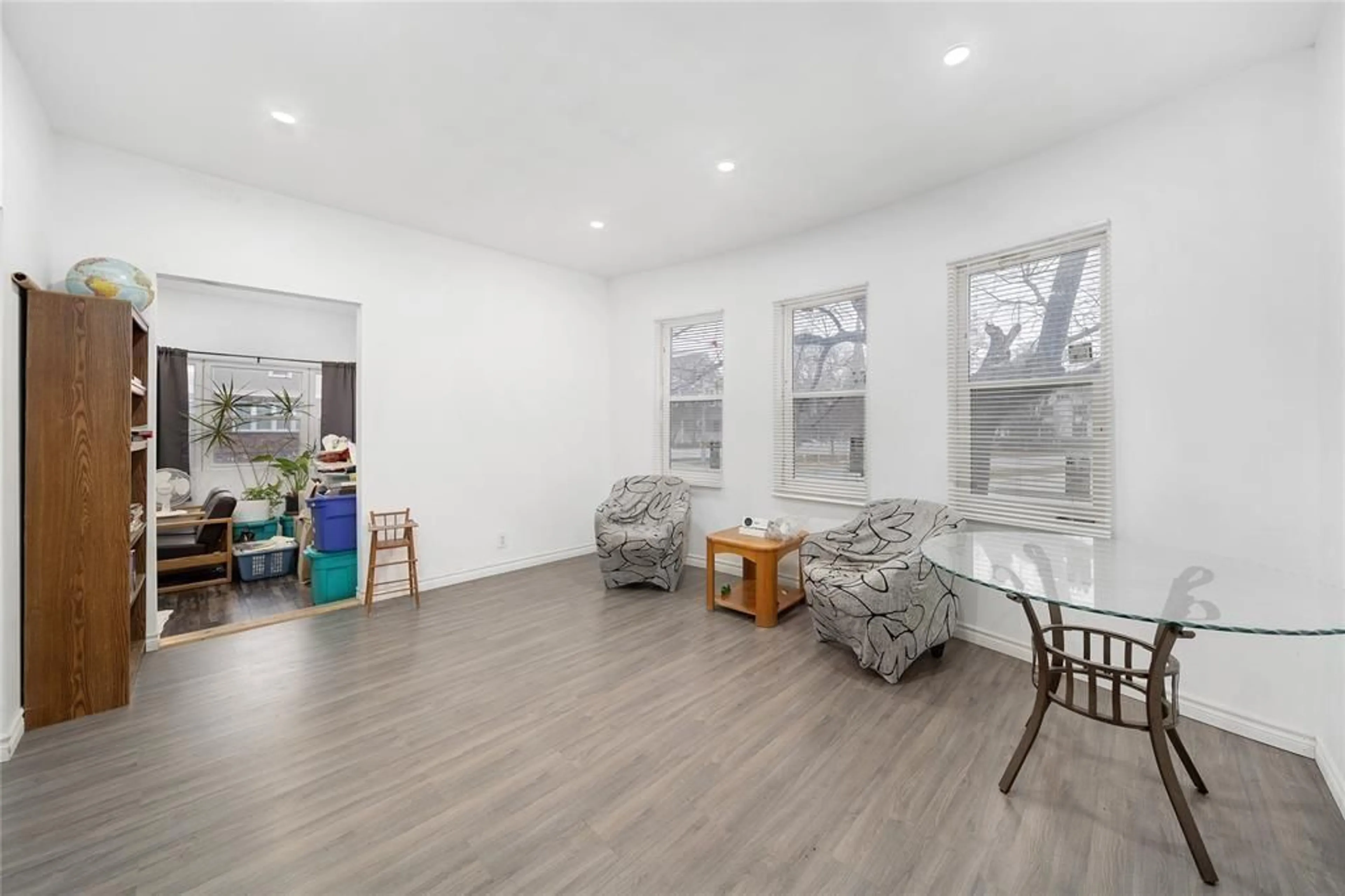 Living room with furniture, wood/laminate floor for 211 GEORGE St, Sarnia Ontario N7T 4N8