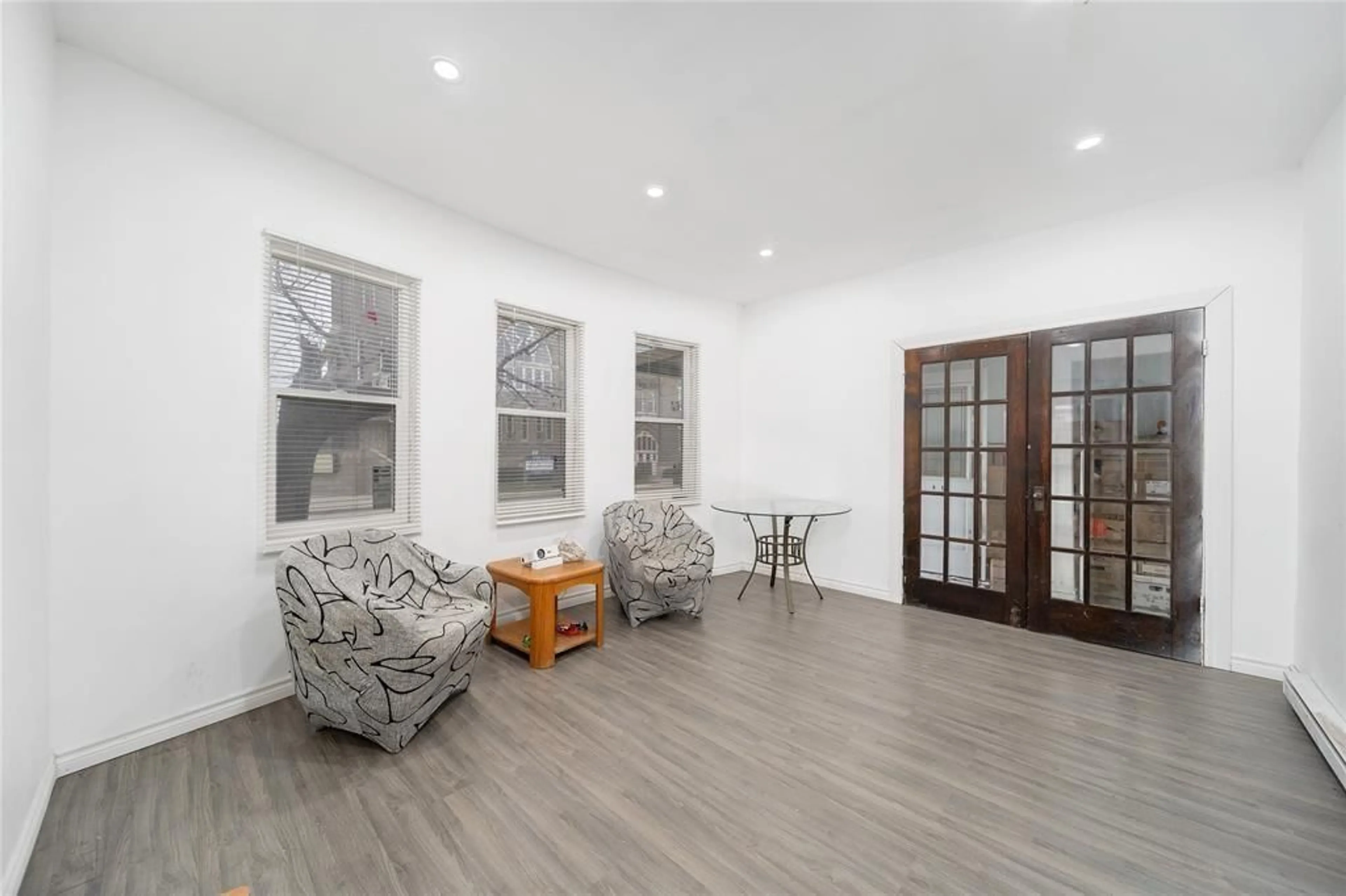 Living room with furniture, wood/laminate floor for 211 GEORGE St, Sarnia Ontario N7T 4N8