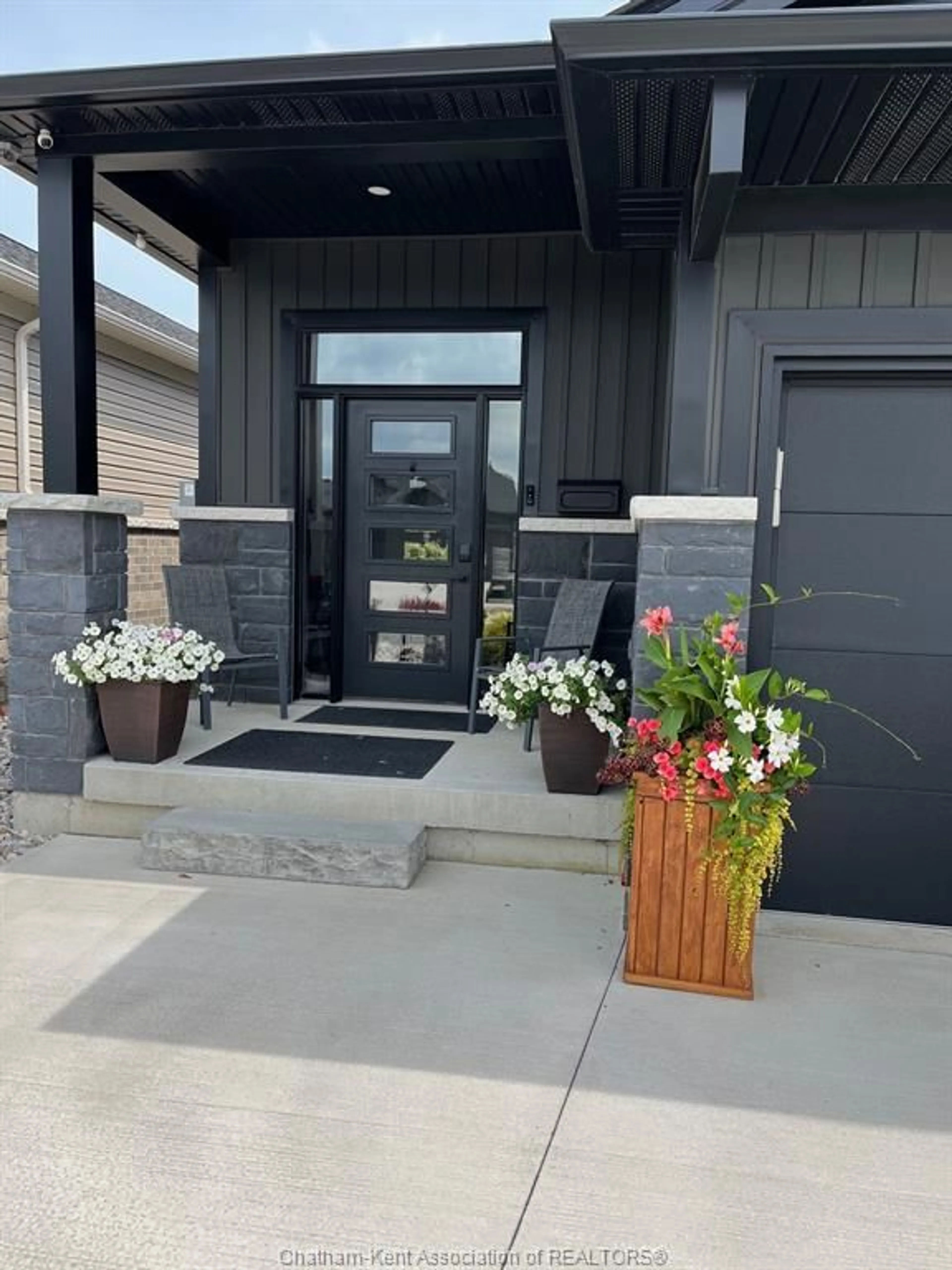 Indoor entryway for 44 Cabot Trail, Chatham Ontario N7L 0A4