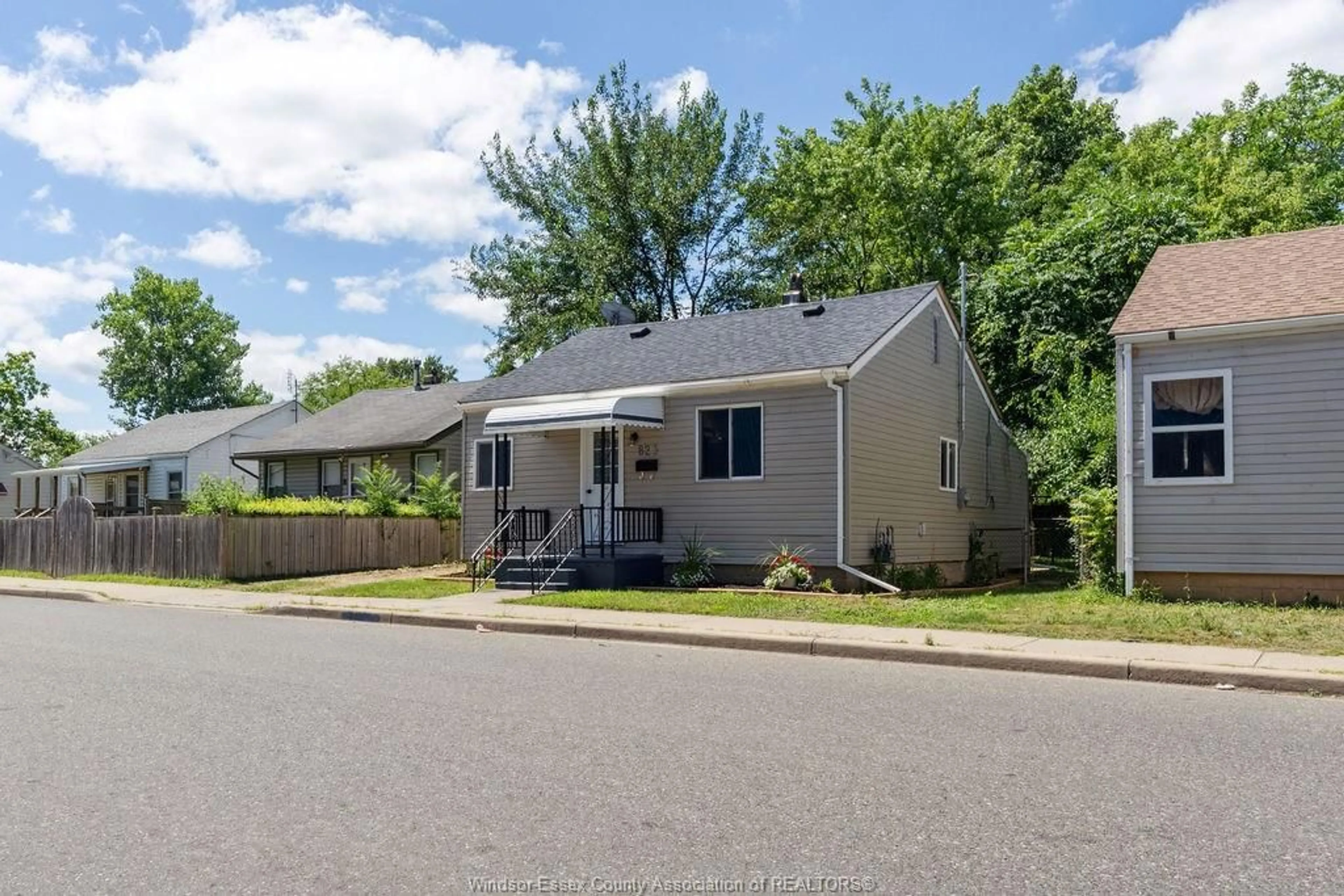 Home with vinyl exterior material, street for 823 MCDOUGALL Ave, Windsor Ontario N9A 1L9