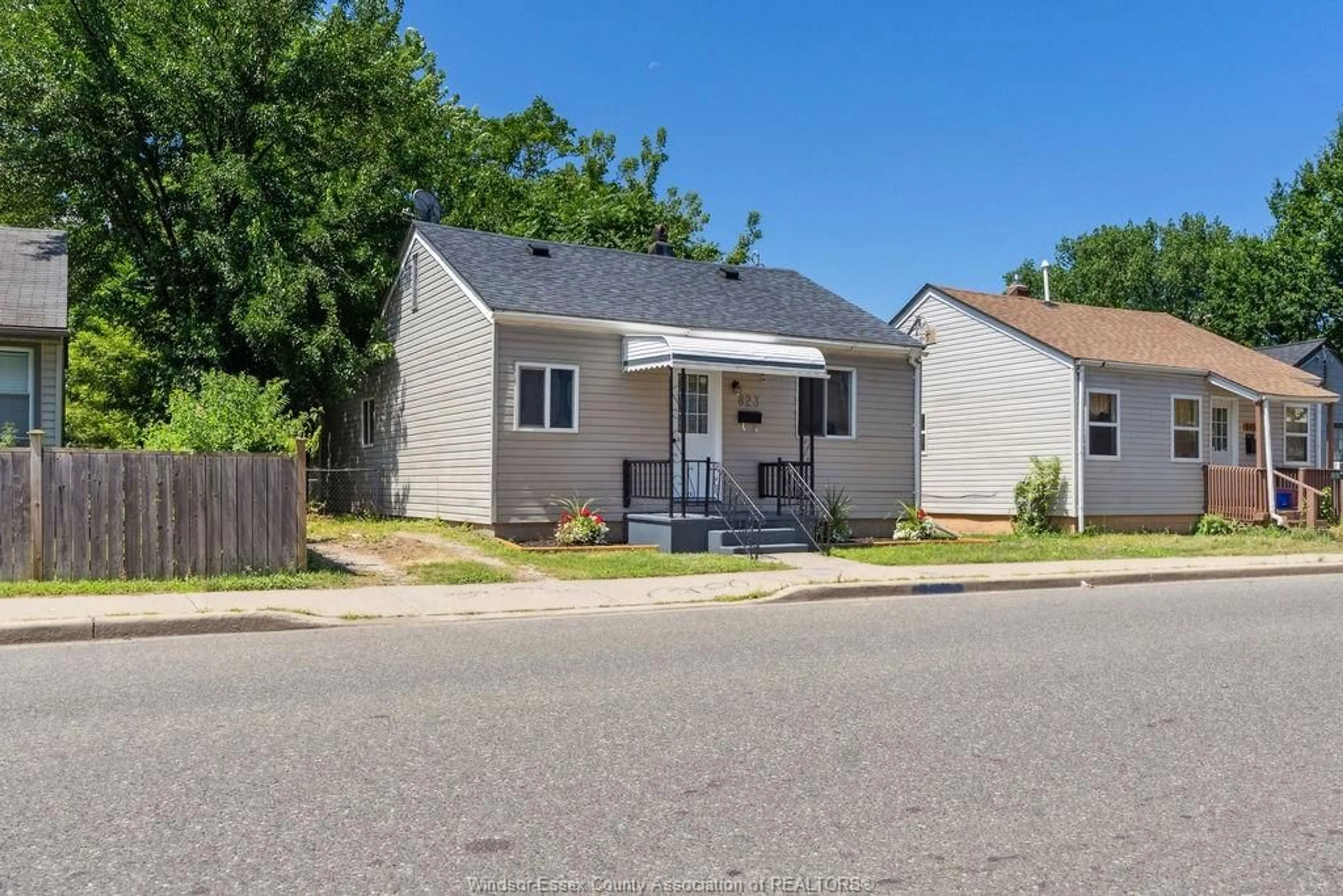 Home with vinyl exterior material, street for 823 MCDOUGALL Ave, Windsor Ontario N9A 1L9
