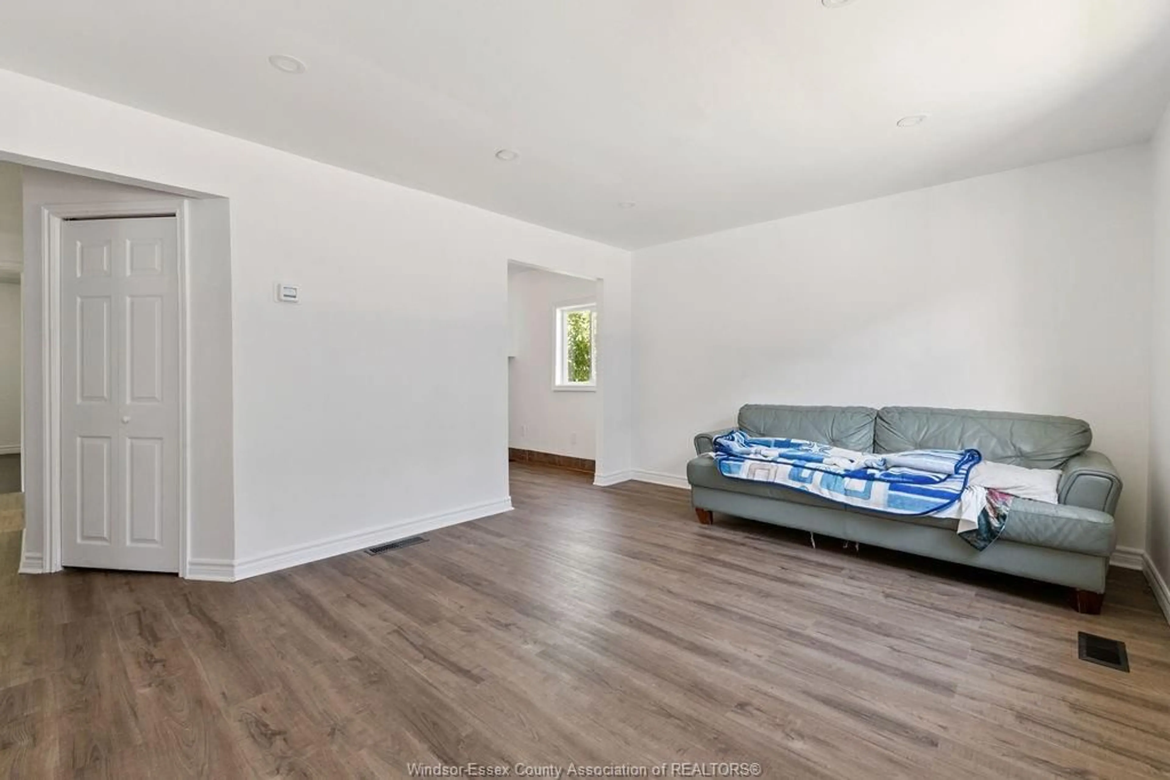 A pic of a room for 823 MCDOUGALL Ave, Windsor Ontario N9A 1L9