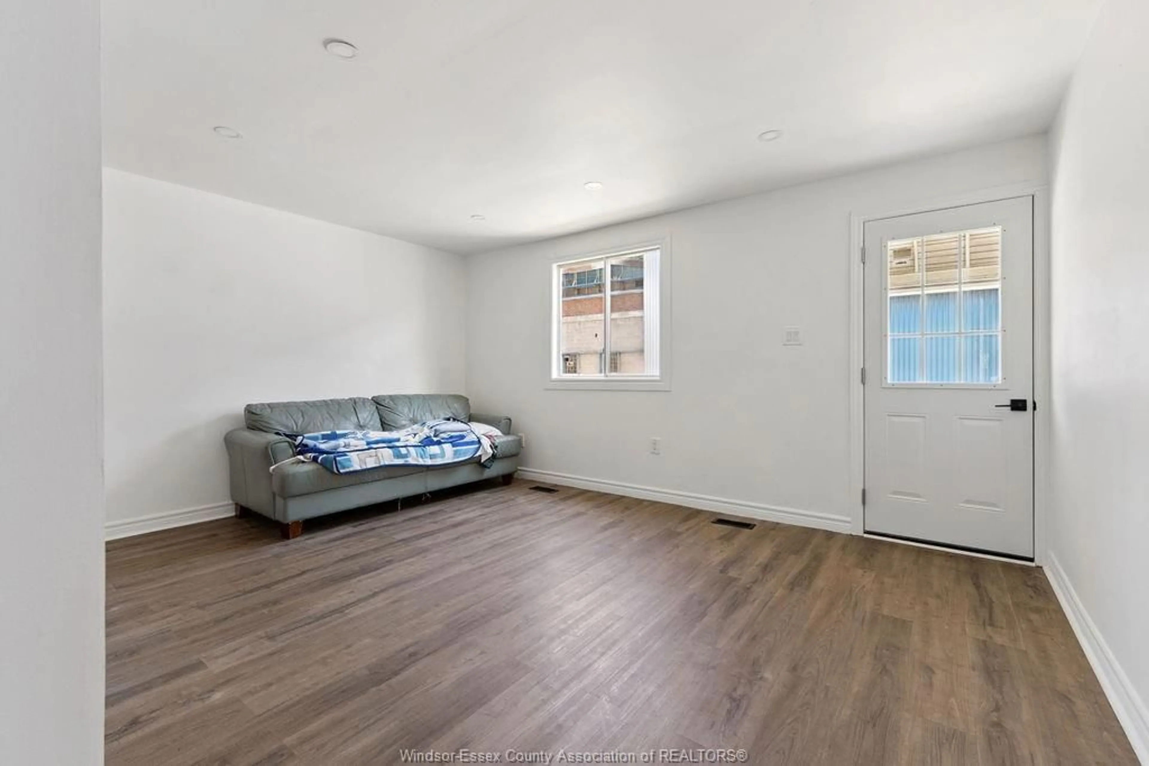 A pic of a room for 823 MCDOUGALL Ave, Windsor Ontario N9A 1L9