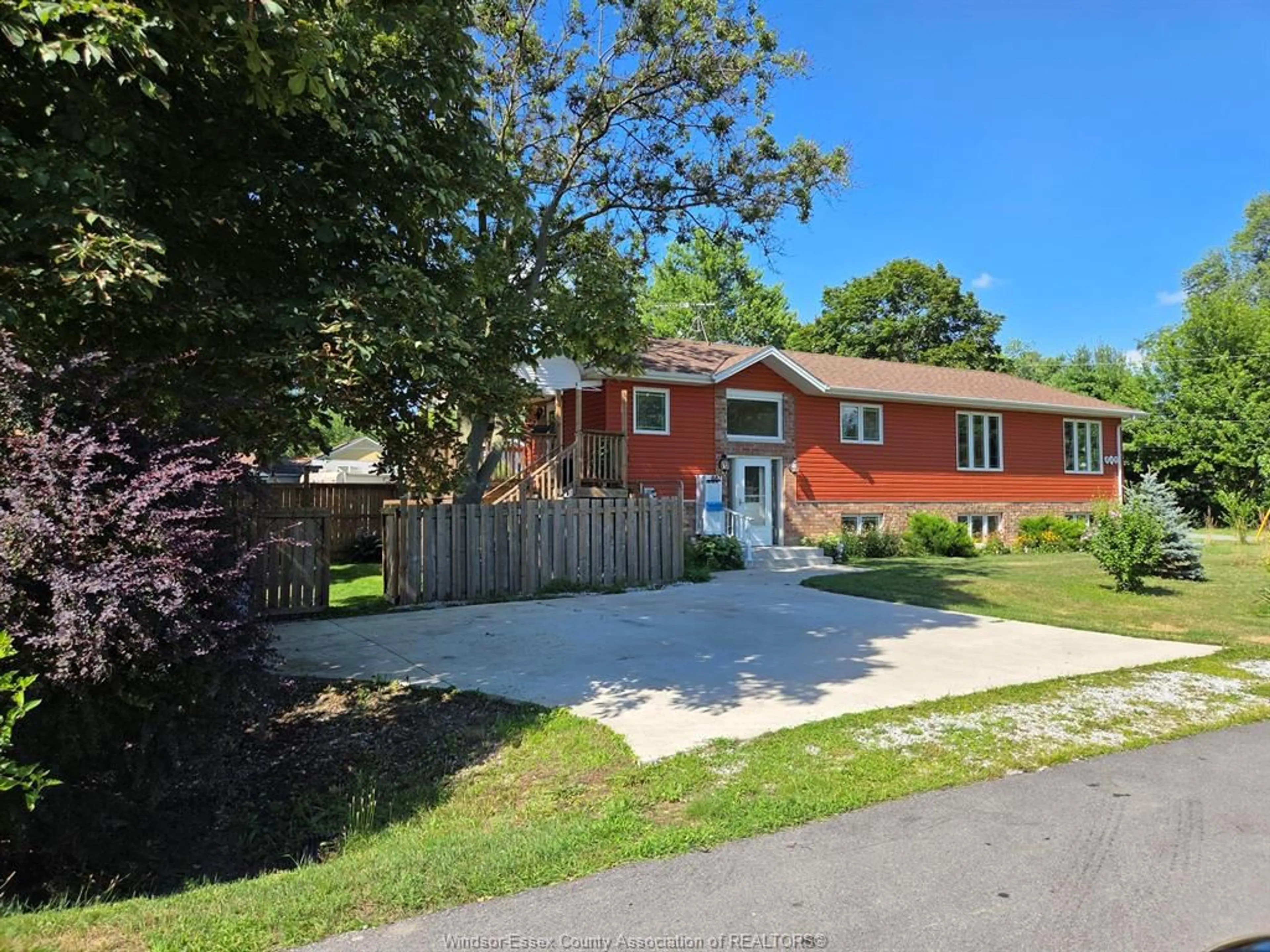 A pic from outside/outdoor area/front of a property/back of a property/a pic from drone, street for 887 ERIE Ave, Kingsville Ontario N9Y 3E3
