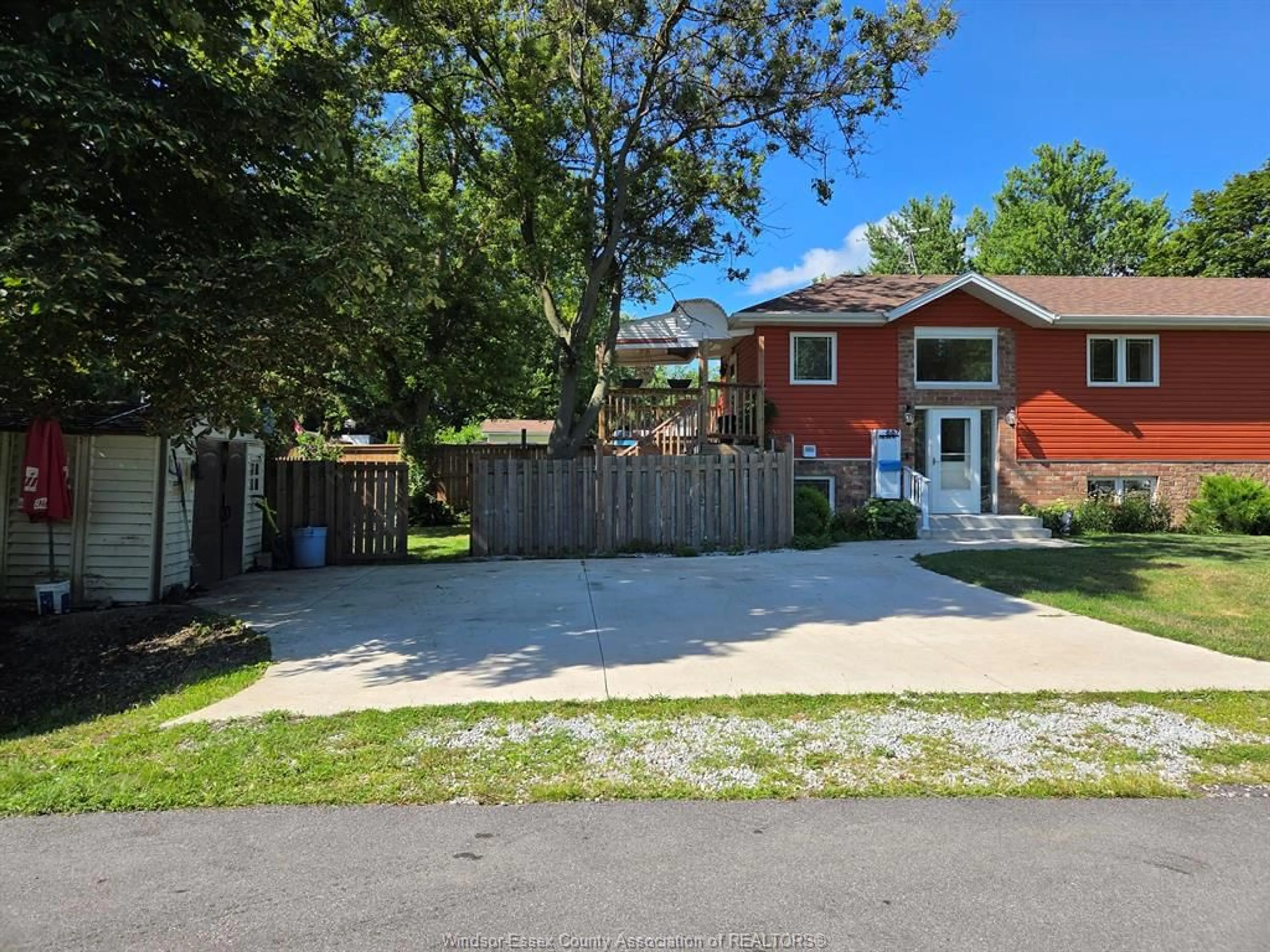A pic from outside/outdoor area/front of a property/back of a property/a pic from drone, street for 887 ERIE Ave, Kingsville Ontario N9Y 3E3