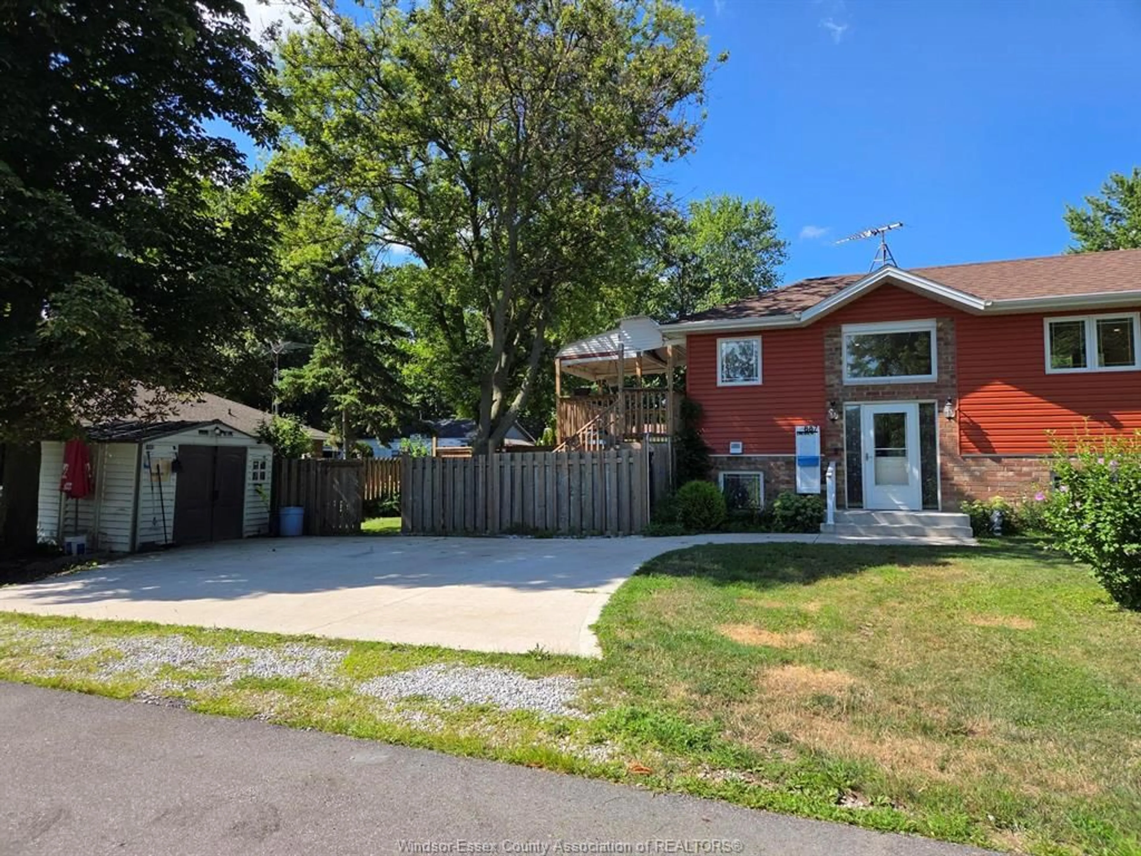A pic from outside/outdoor area/front of a property/back of a property/a pic from drone, street for 887 ERIE Ave, Kingsville Ontario N9Y 3E3