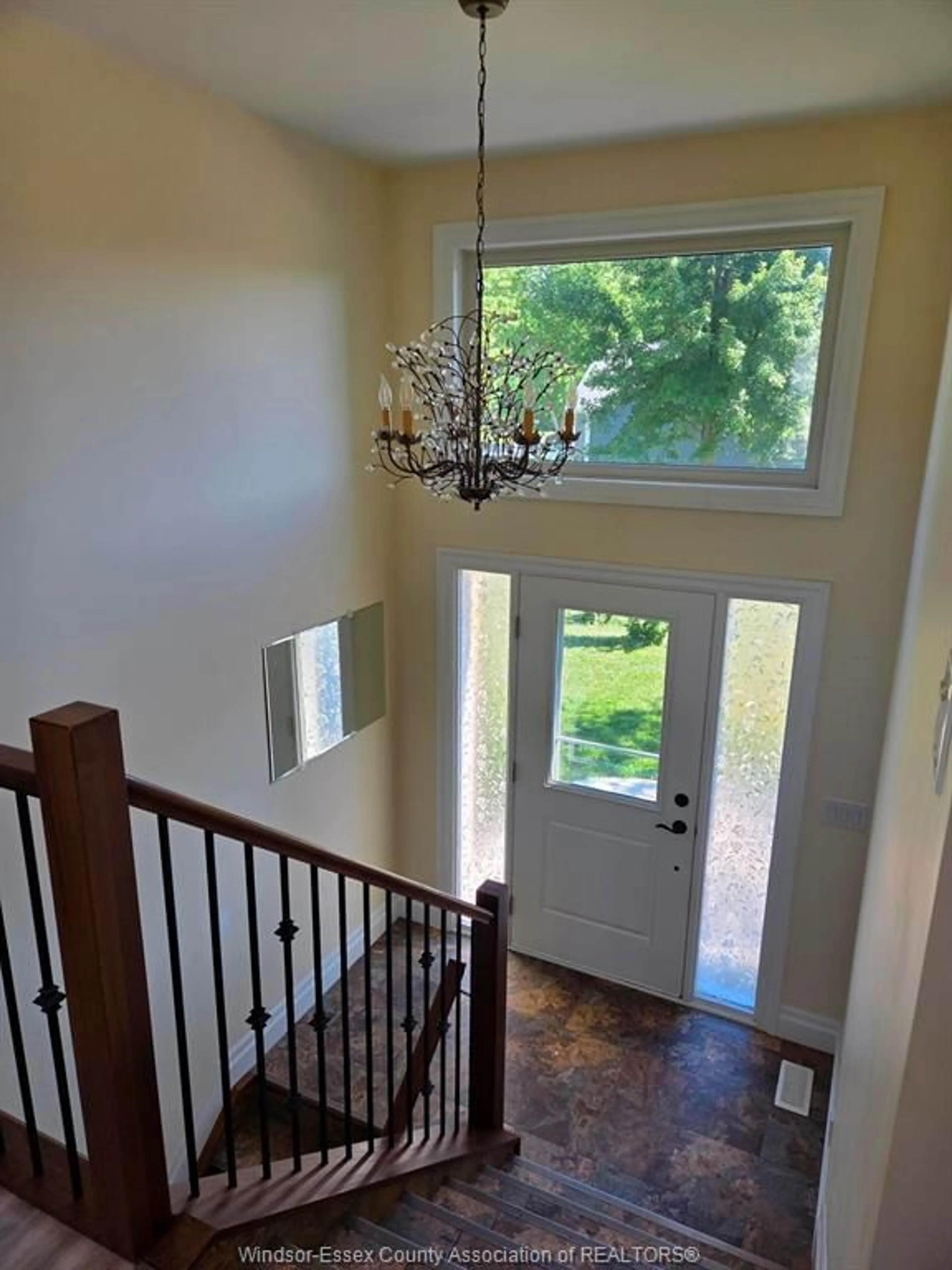 Indoor entryway for 887 ERIE Ave, Kingsville Ontario N9Y 3E3