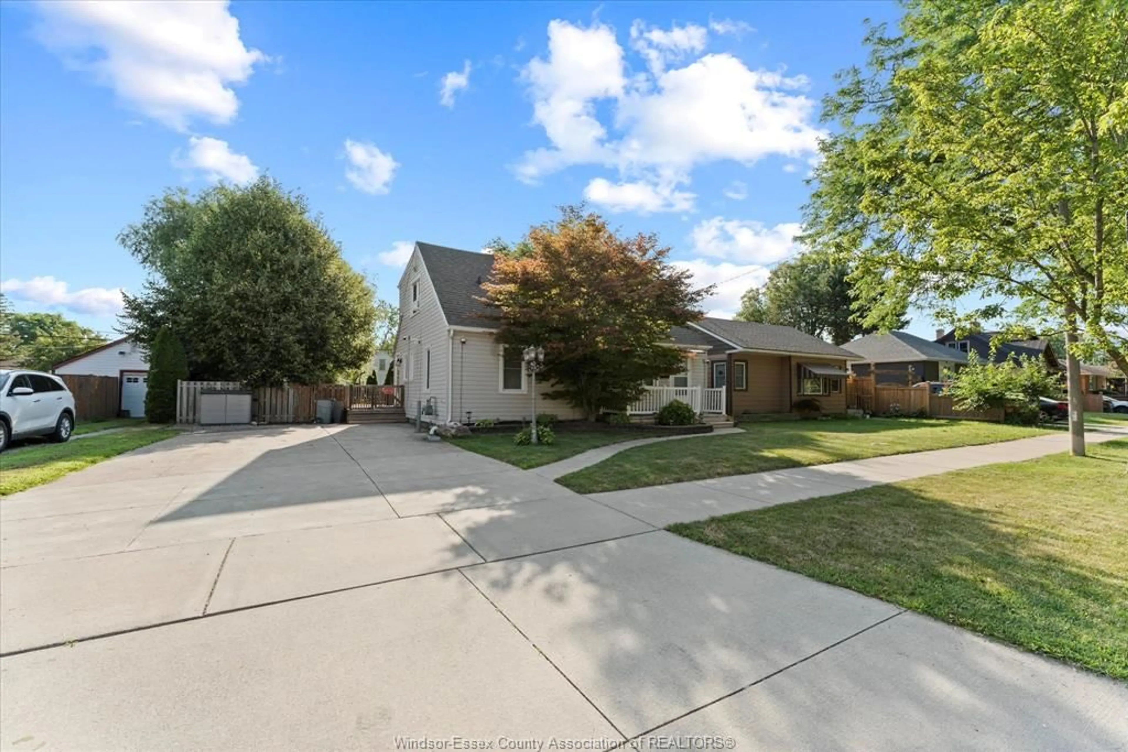 A pic from outside/outdoor area/front of a property/back of a property/a pic from drone, street for 1448 OLIVE, Windsor Ontario N8Y 4M4