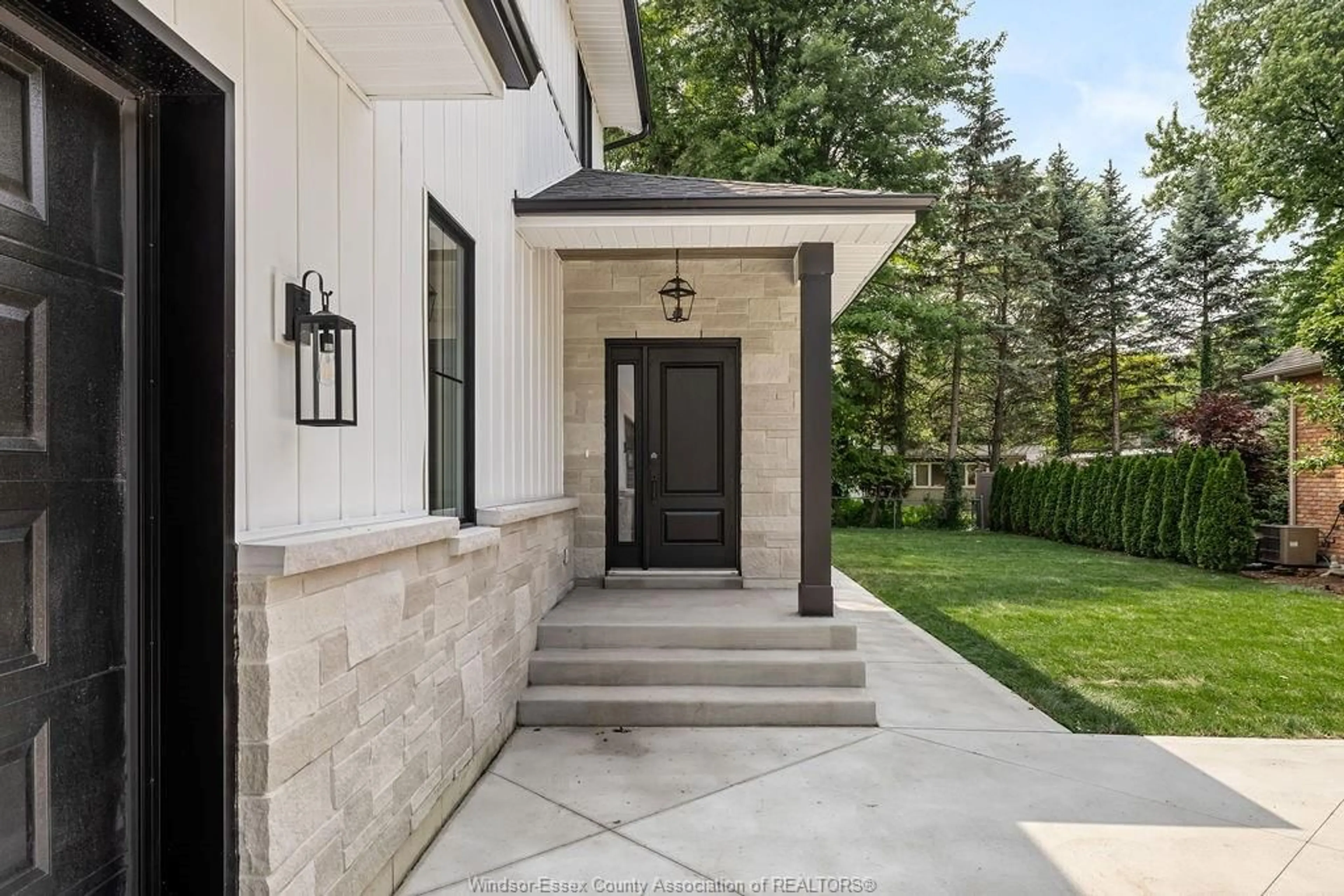 Indoor entryway for 281 BRIGHTON Rd, Tecumseh Ontario N8N 2L2