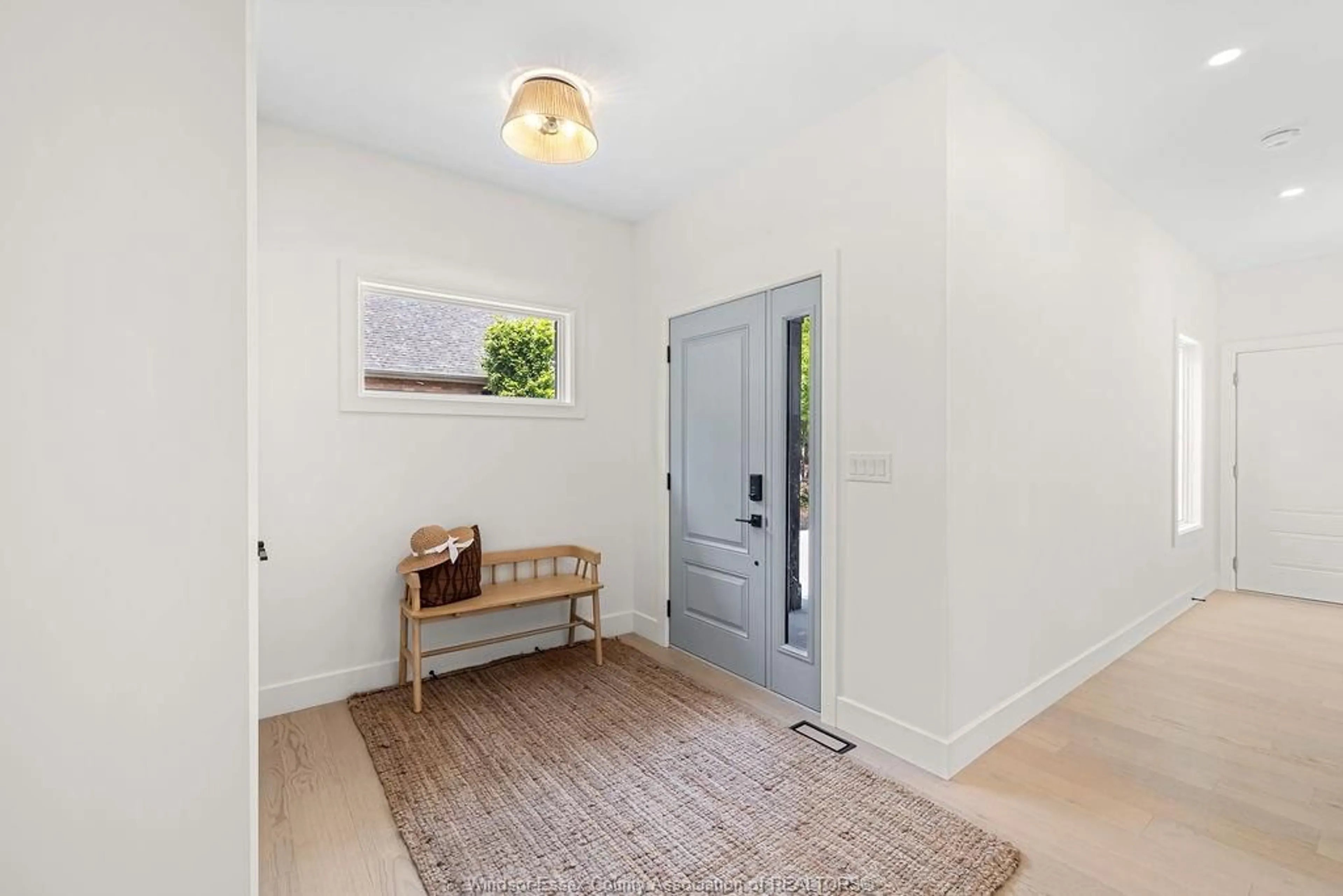 Indoor entryway for 281 BRIGHTON Rd, Tecumseh Ontario N8N 2L2